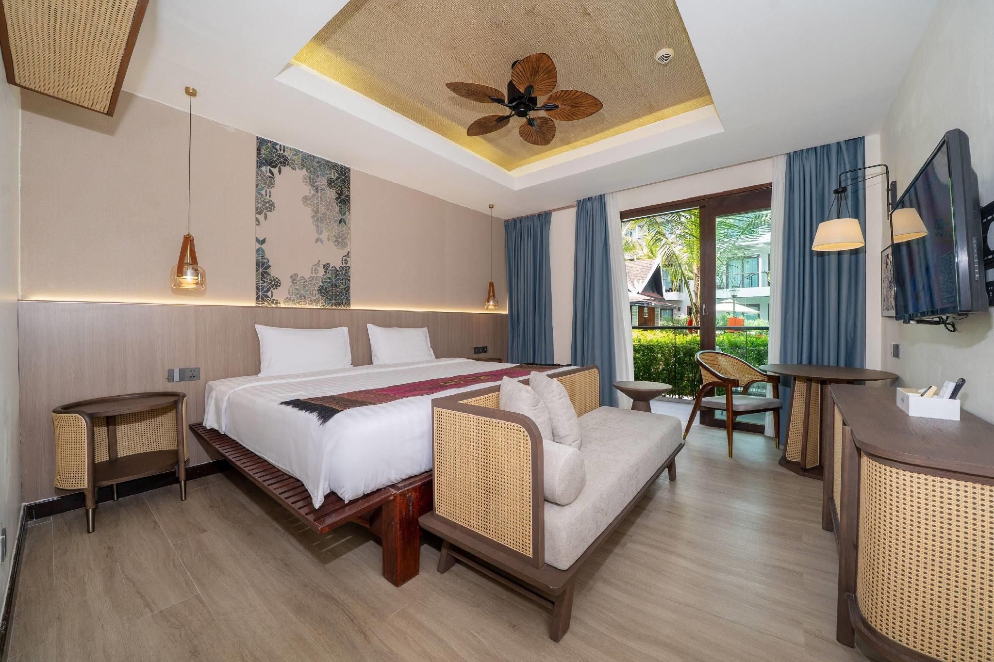 1 King Bed, Premier Pool View, Non-Smoking