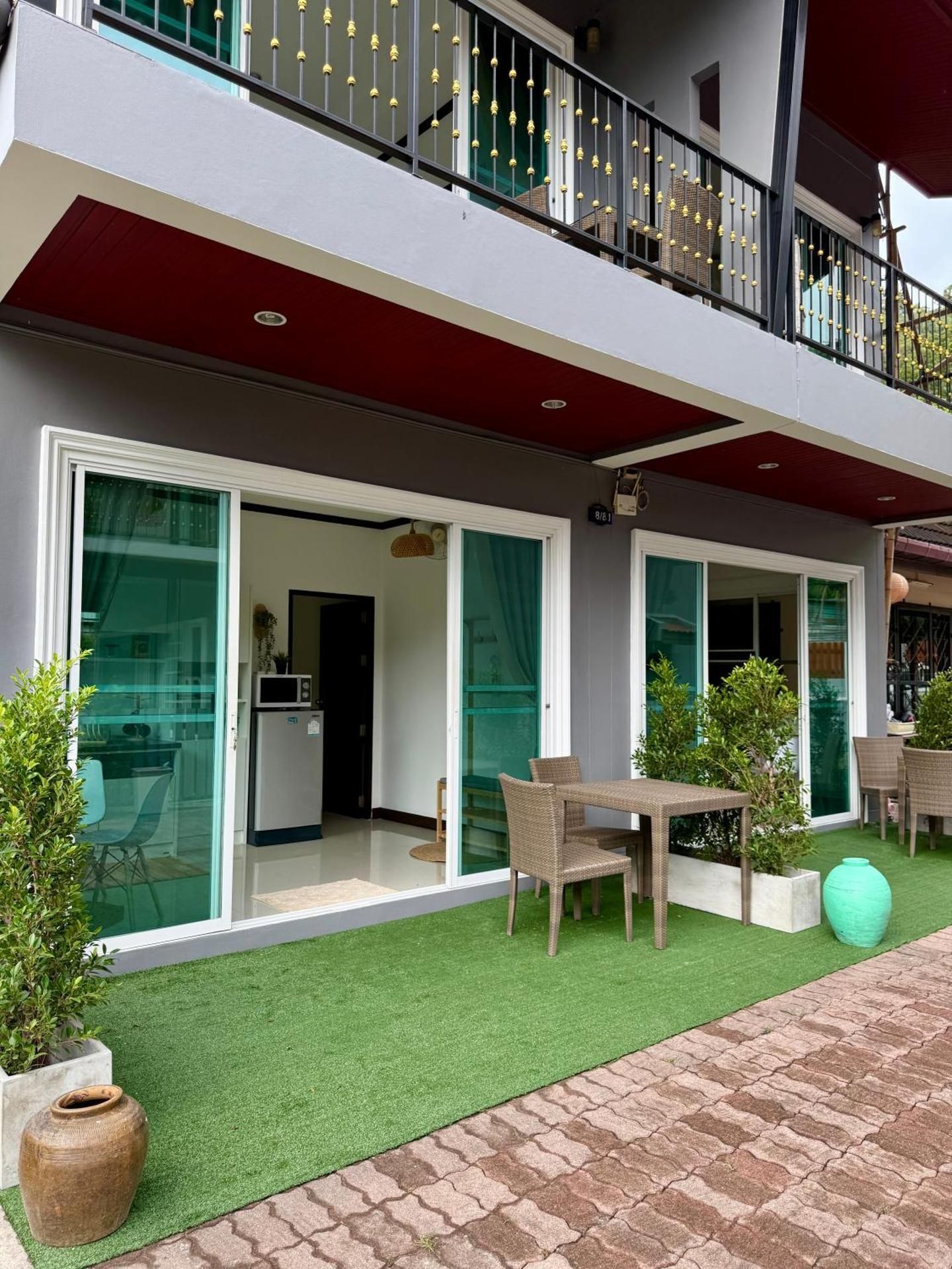 Deluxe One-Bedroom Apartment