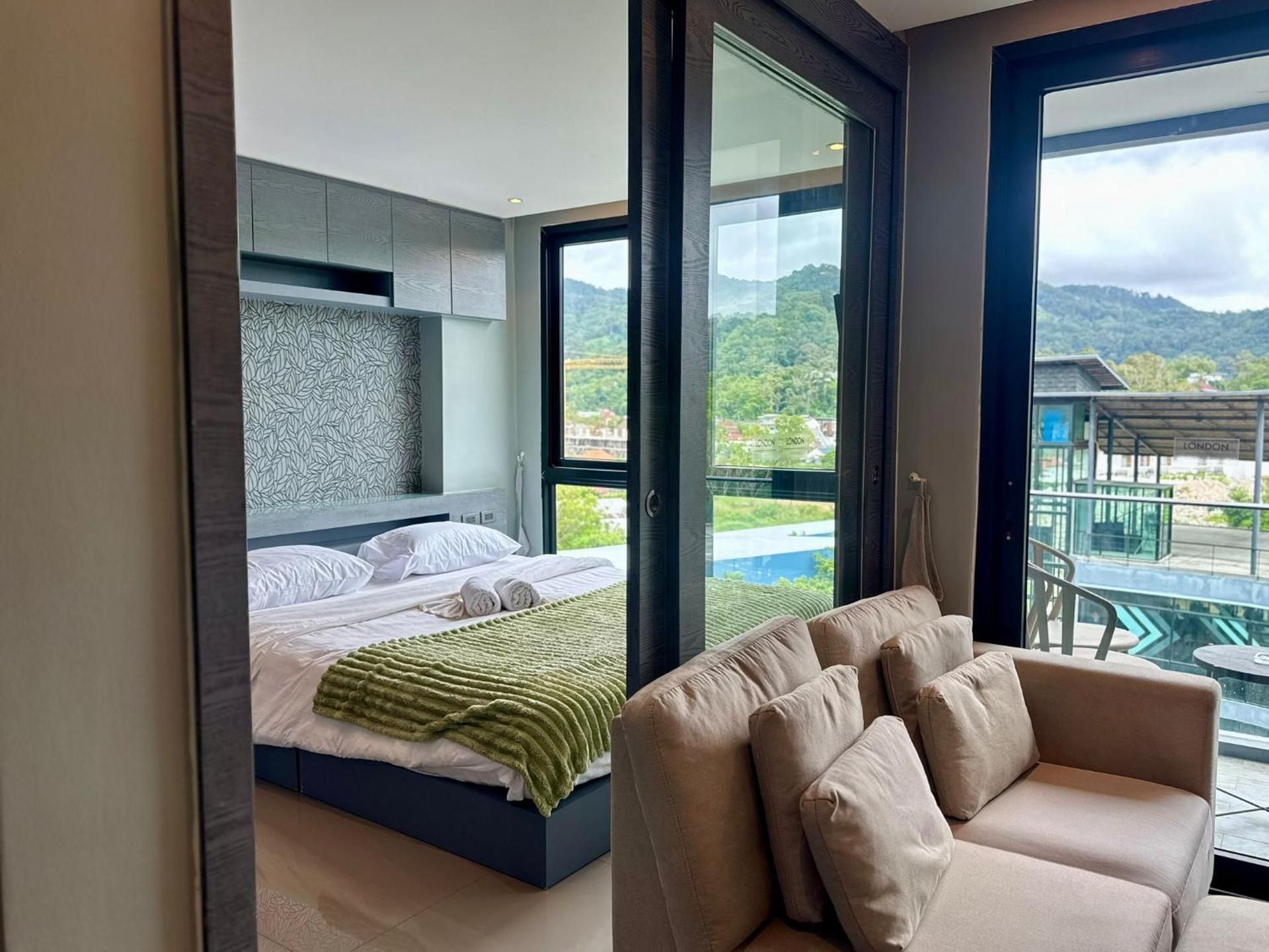 Apartment with Mountain View