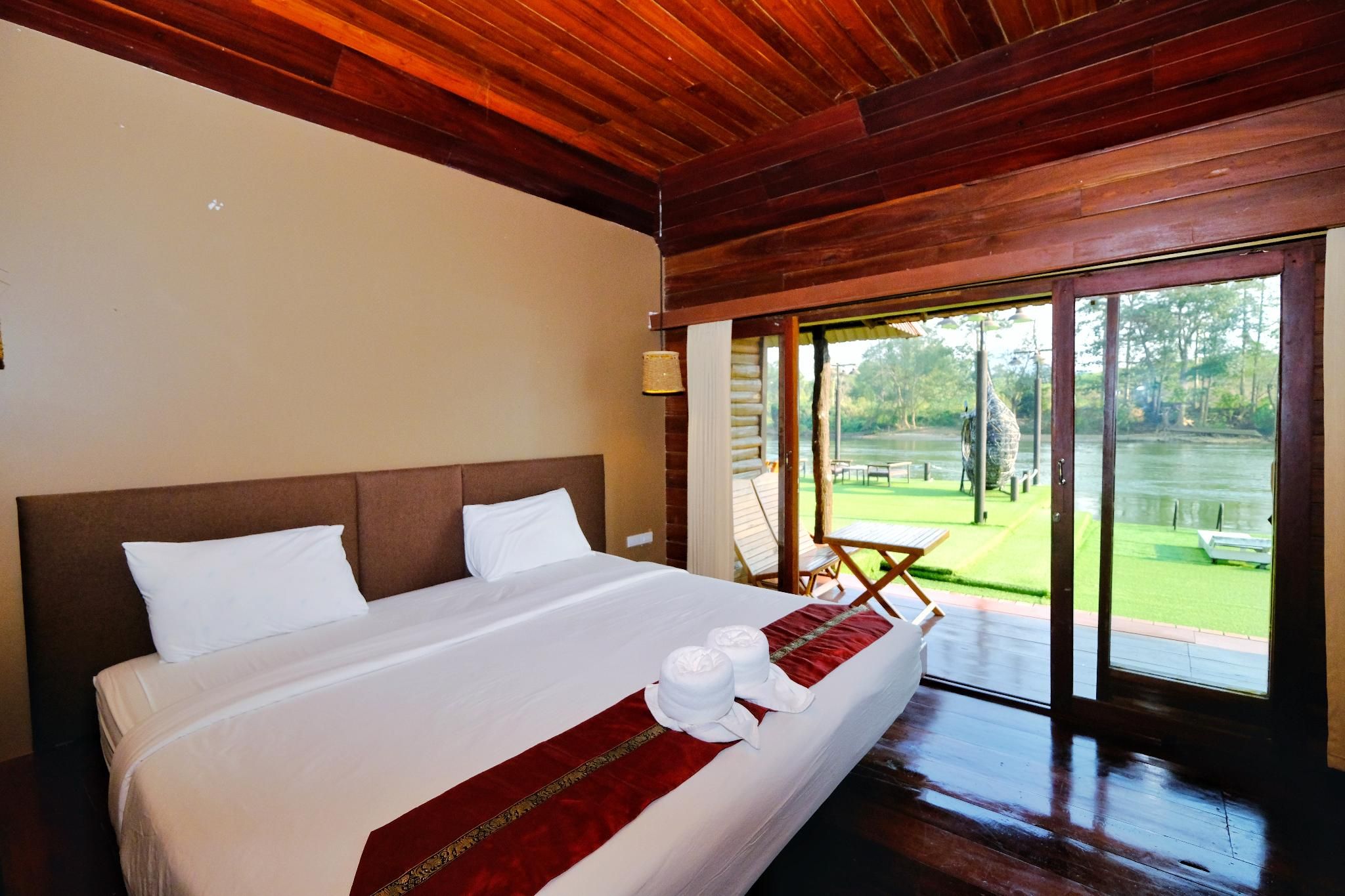 Deluxe - 1 King Bed