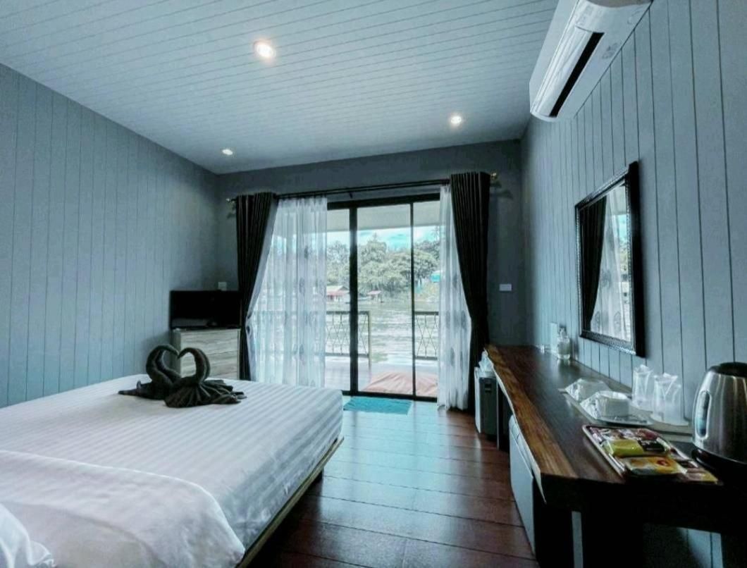 Deluxe Raft room with mountain and river view