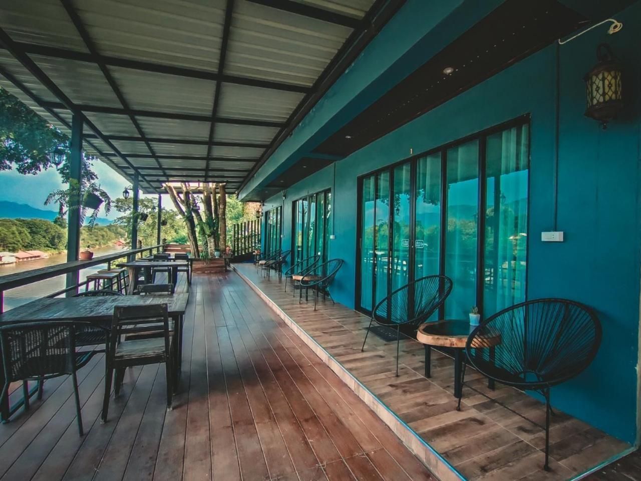 Deluxe King room mountain and river view