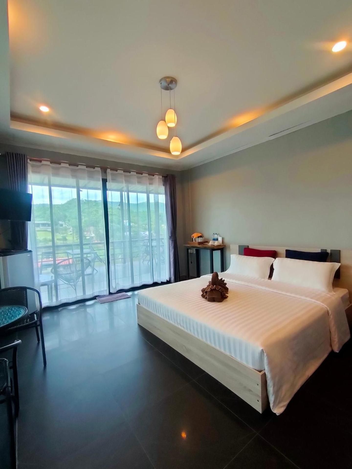 Deluxe King room with balcony mountain and river view