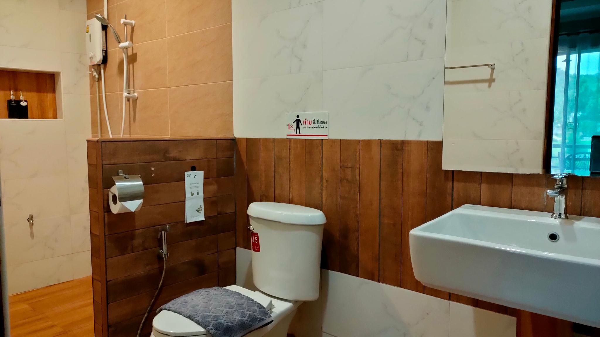 Deluxe King room with balcony mountain and river view