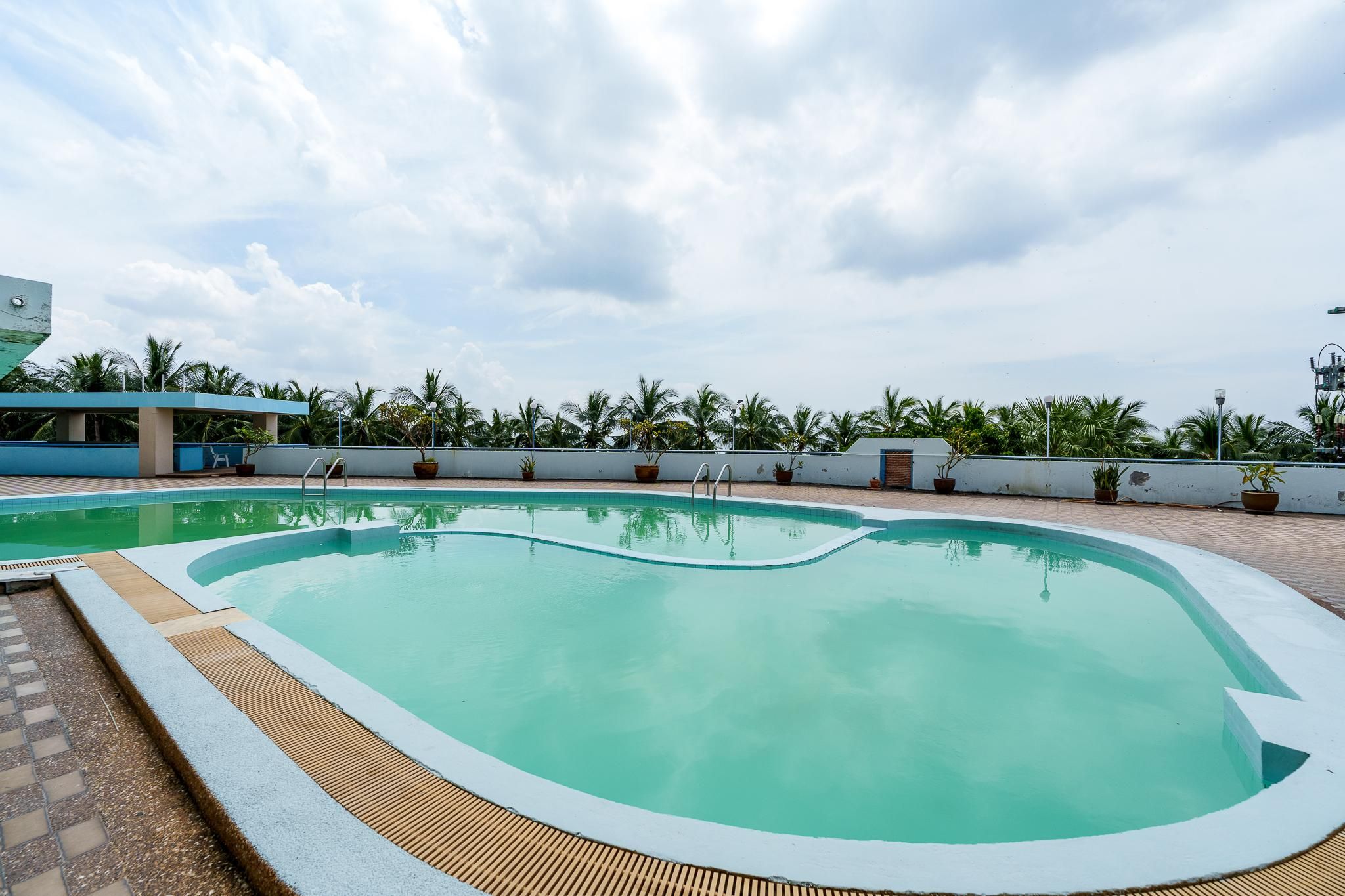 swimming pool [outdoor]