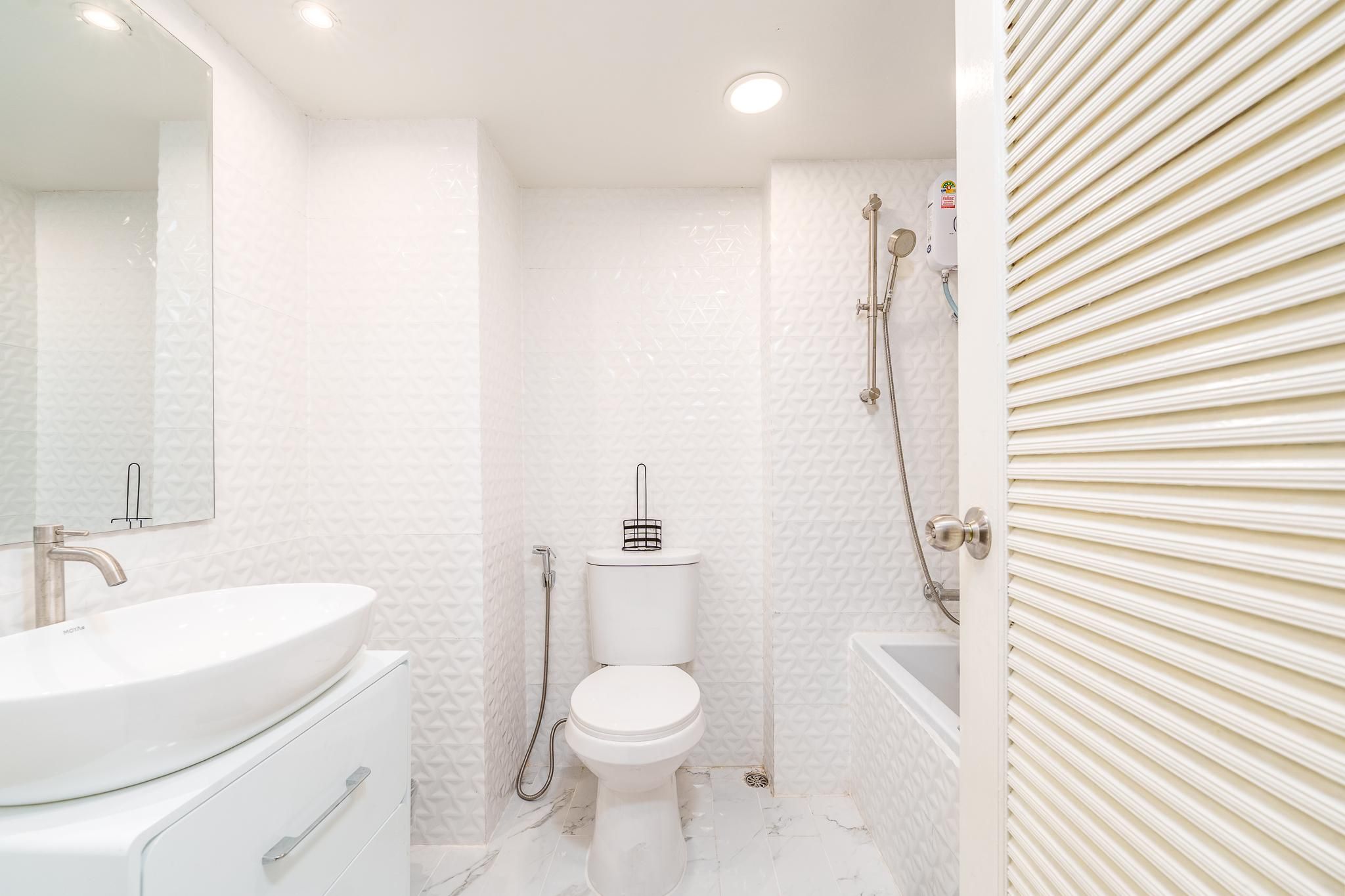 Sea view Bang Saen on Bang Saen Royal Beach Sea and Mountain View Room 3