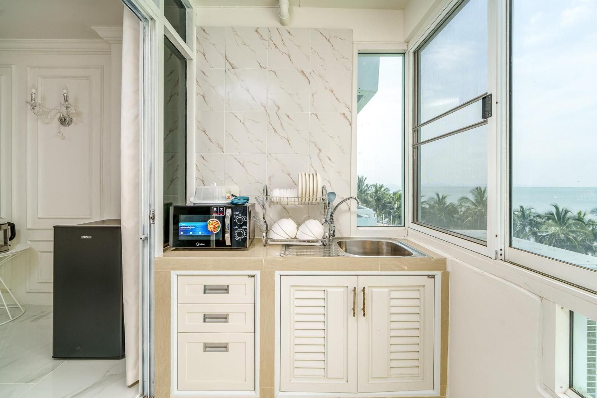 Sea view Bang Saen on Bang Saen Royal Beach Sea and Mountain View Room 2