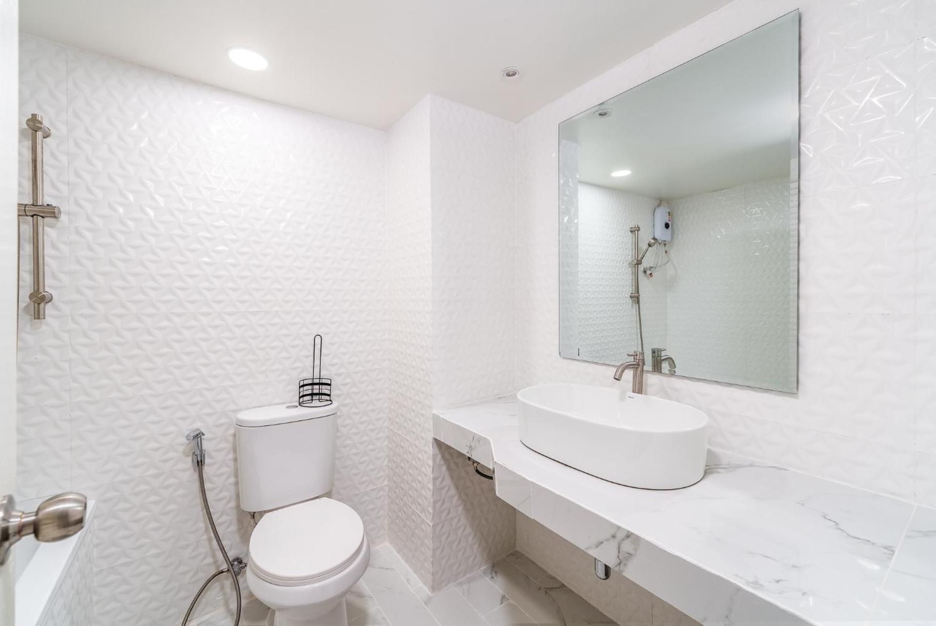 Sea view Bang Saen on Bang Saen Royal Beach Deluxe Sea View Room with Twin Bed 3