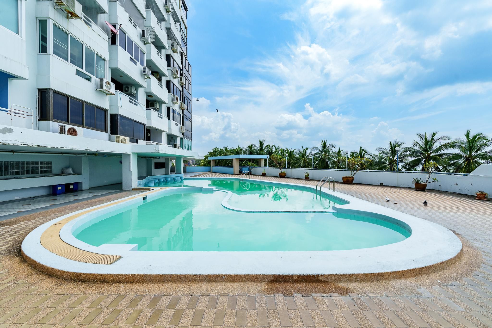 swimming pool [outdoor]