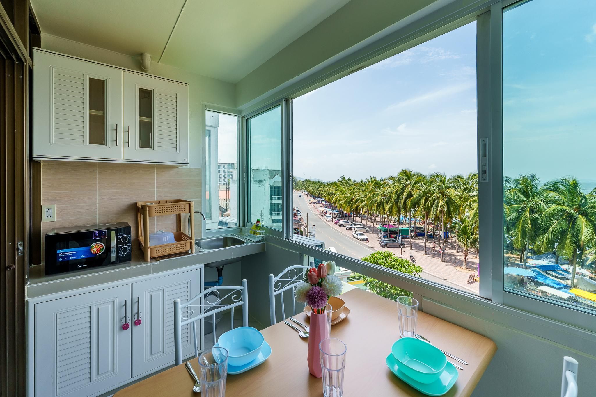 Sea view Bang Saen on Bang Saen Royal Beach Deluxe Sea View Room with Twin Bed 2