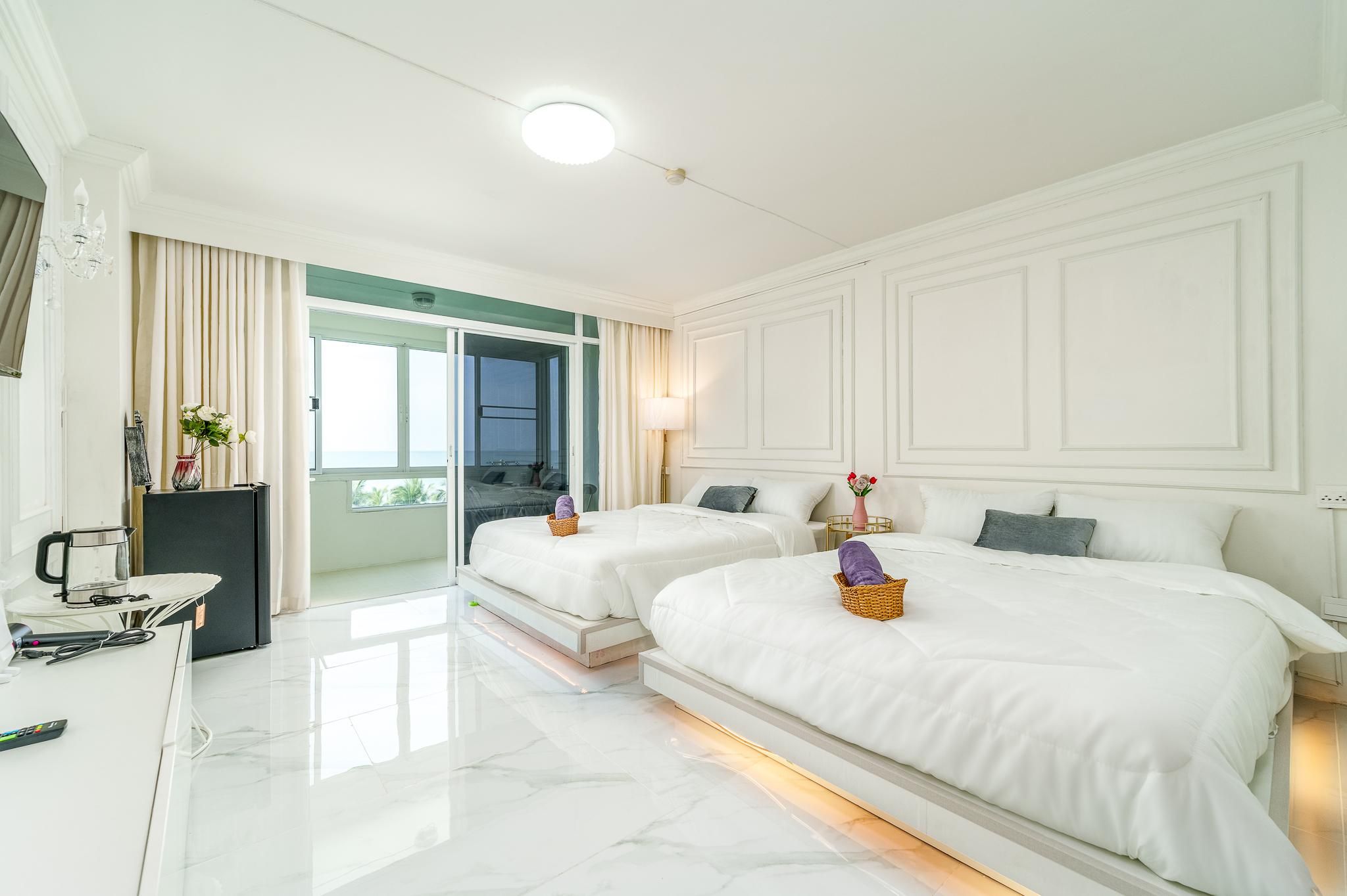 Sea view Bang Saen on Bang Saen Royal Beach Deluxe Sea View Room with Twin Bed