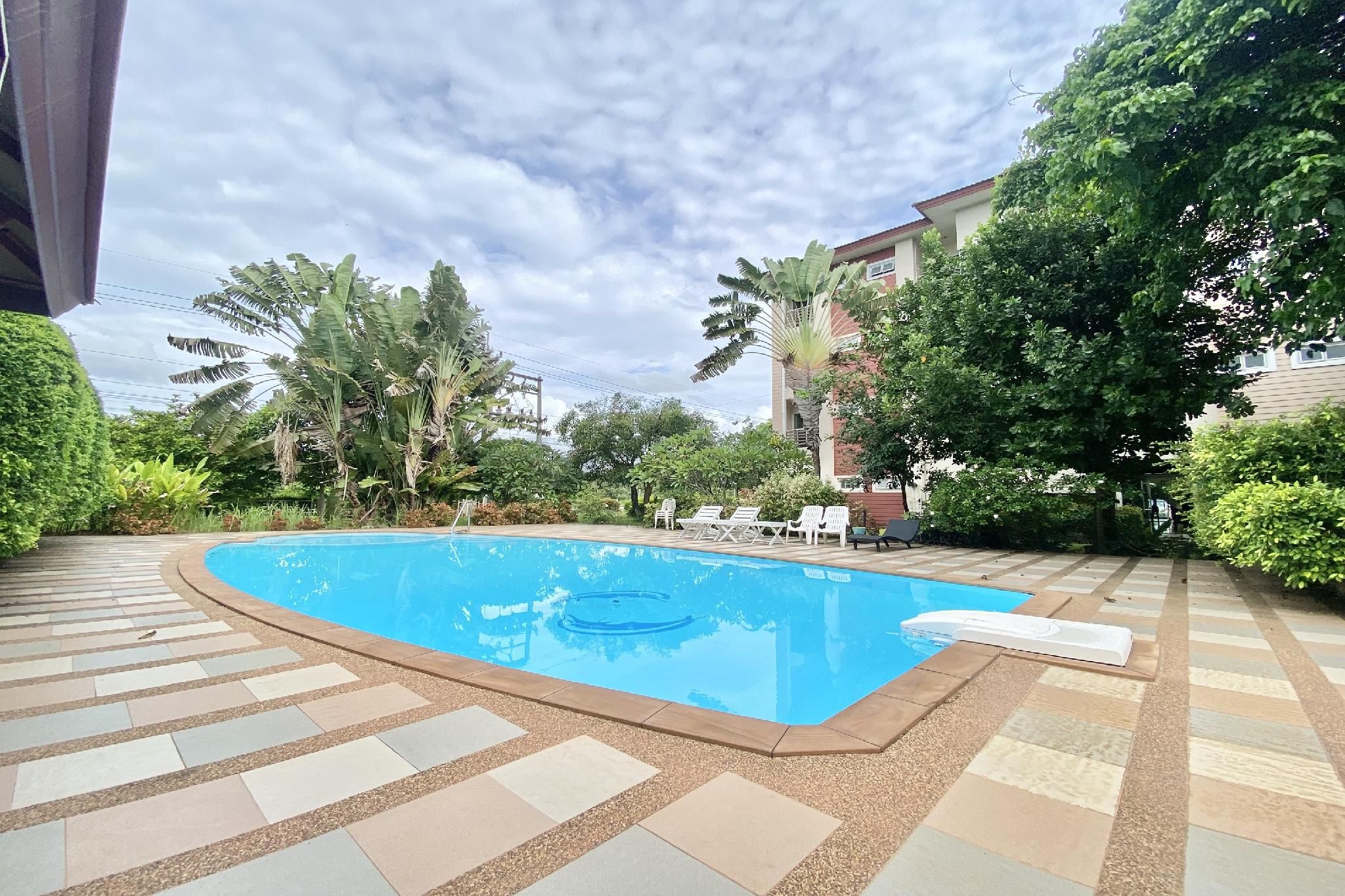 swimming pool [outdoor]