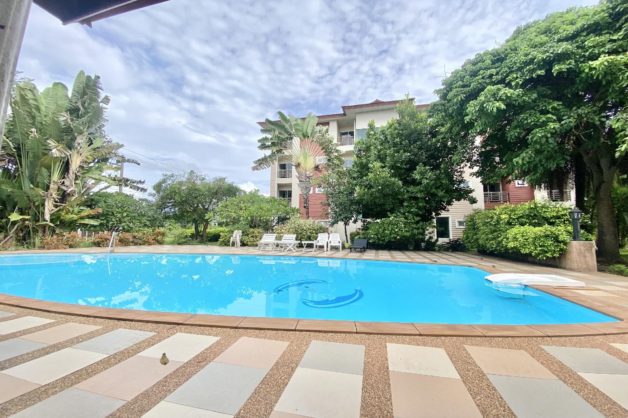 swimming pool [outdoor]