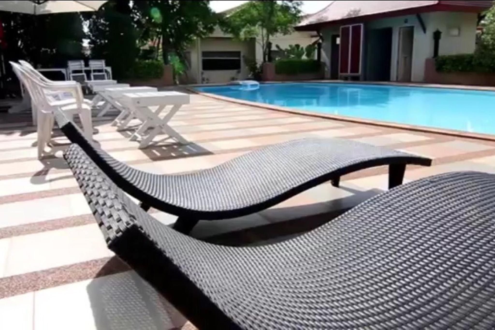 swimming pool [outdoor]