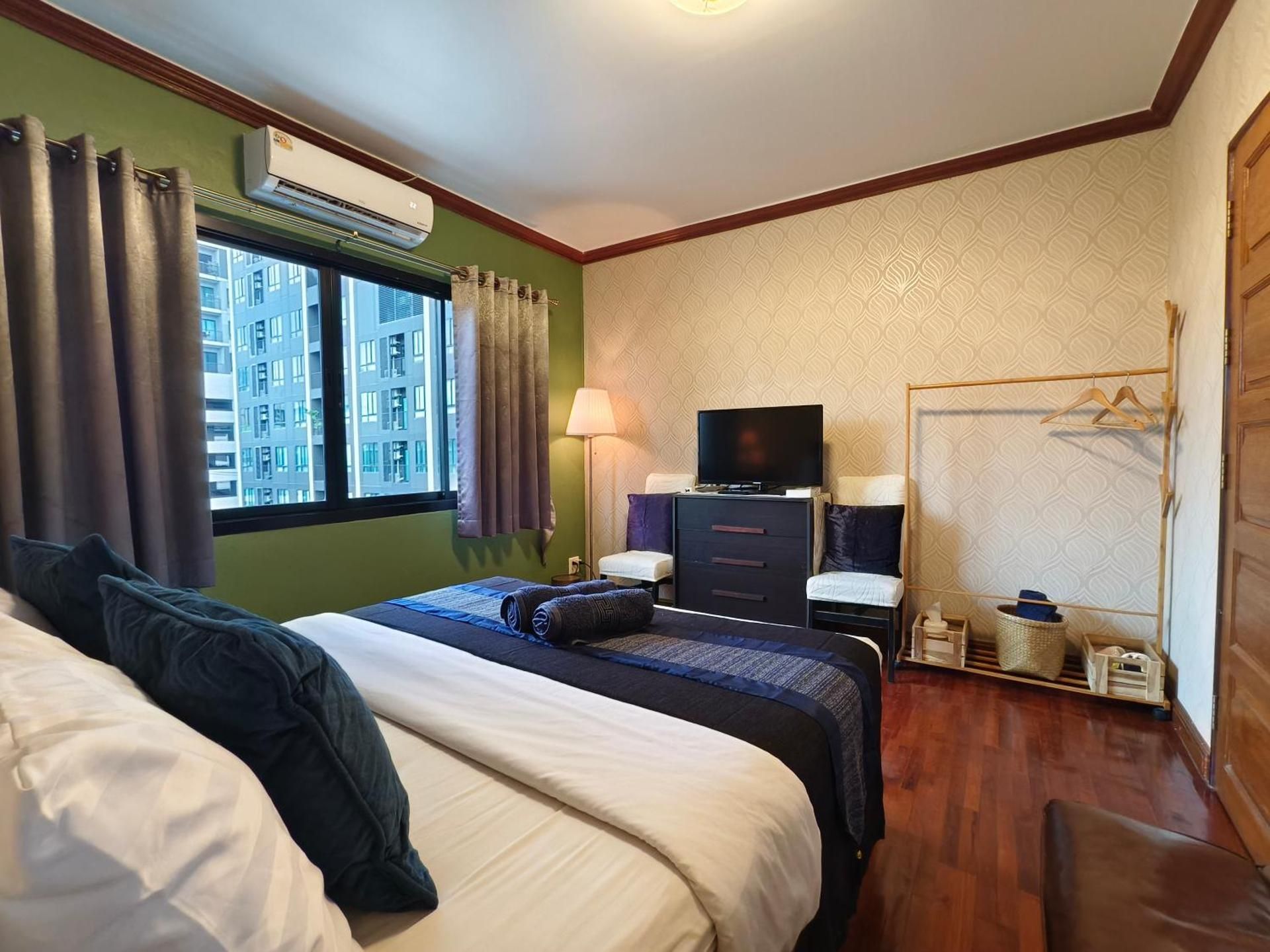Queen Room with Shared Bathroom