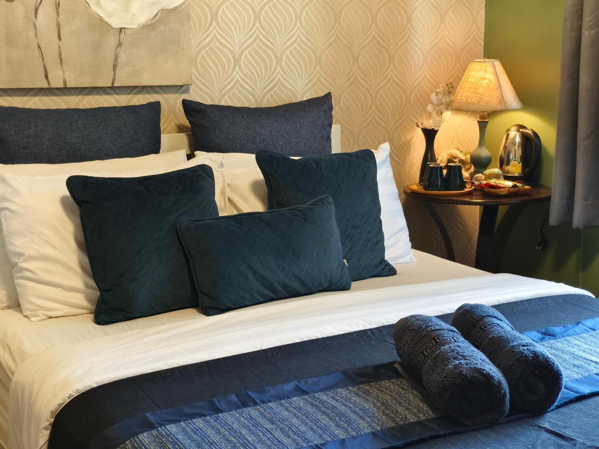 Queen Room with Shared Bathroom
