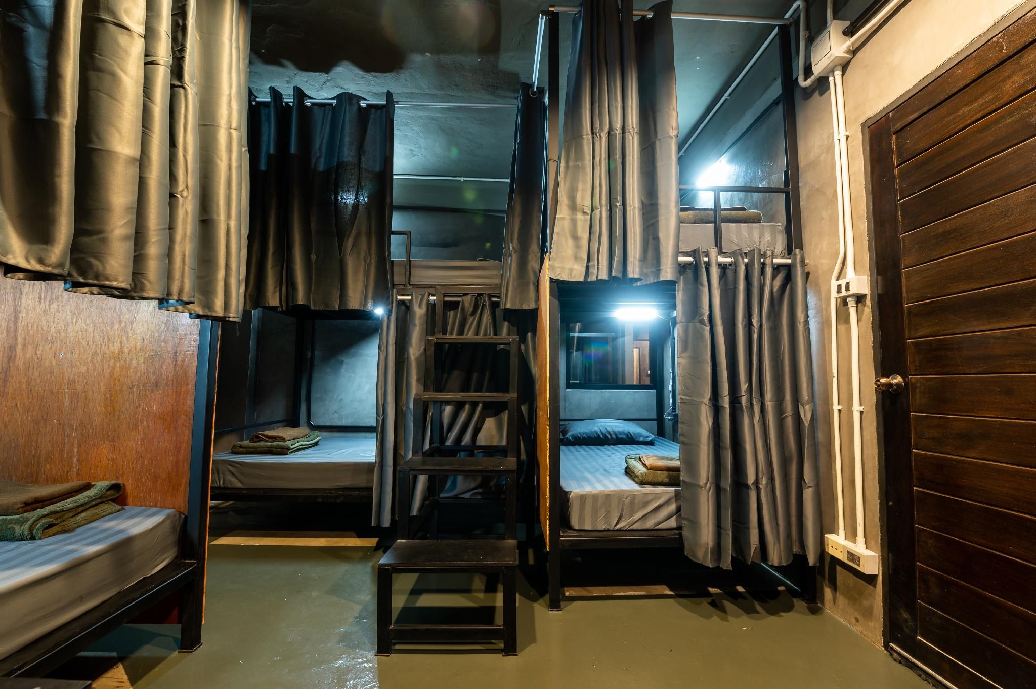 Bed in 10 Bed Mixed Dormitory Room with Shared Bathroom
