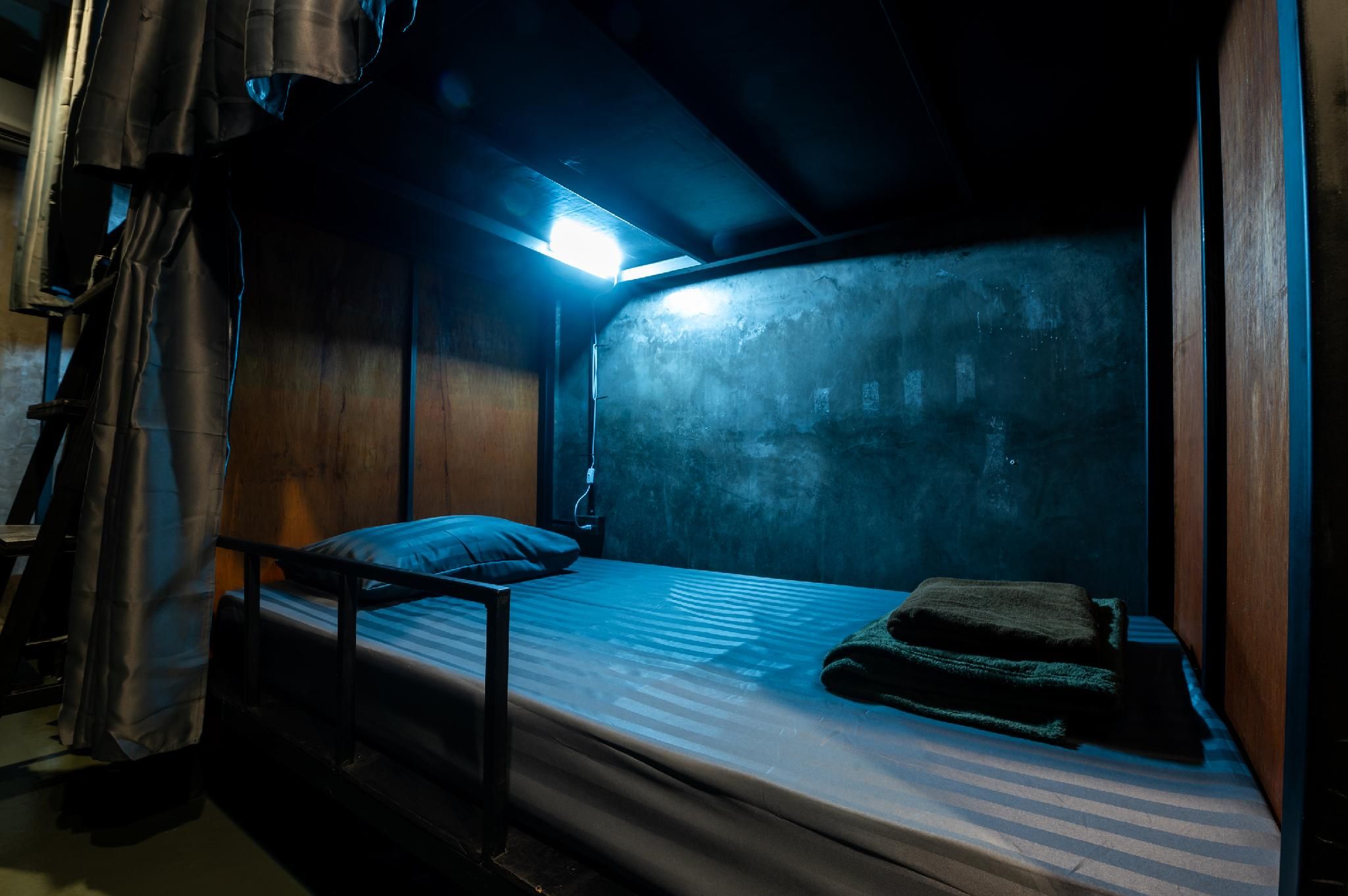 Bed in 6 Bed Dorm - Shared Bathroom