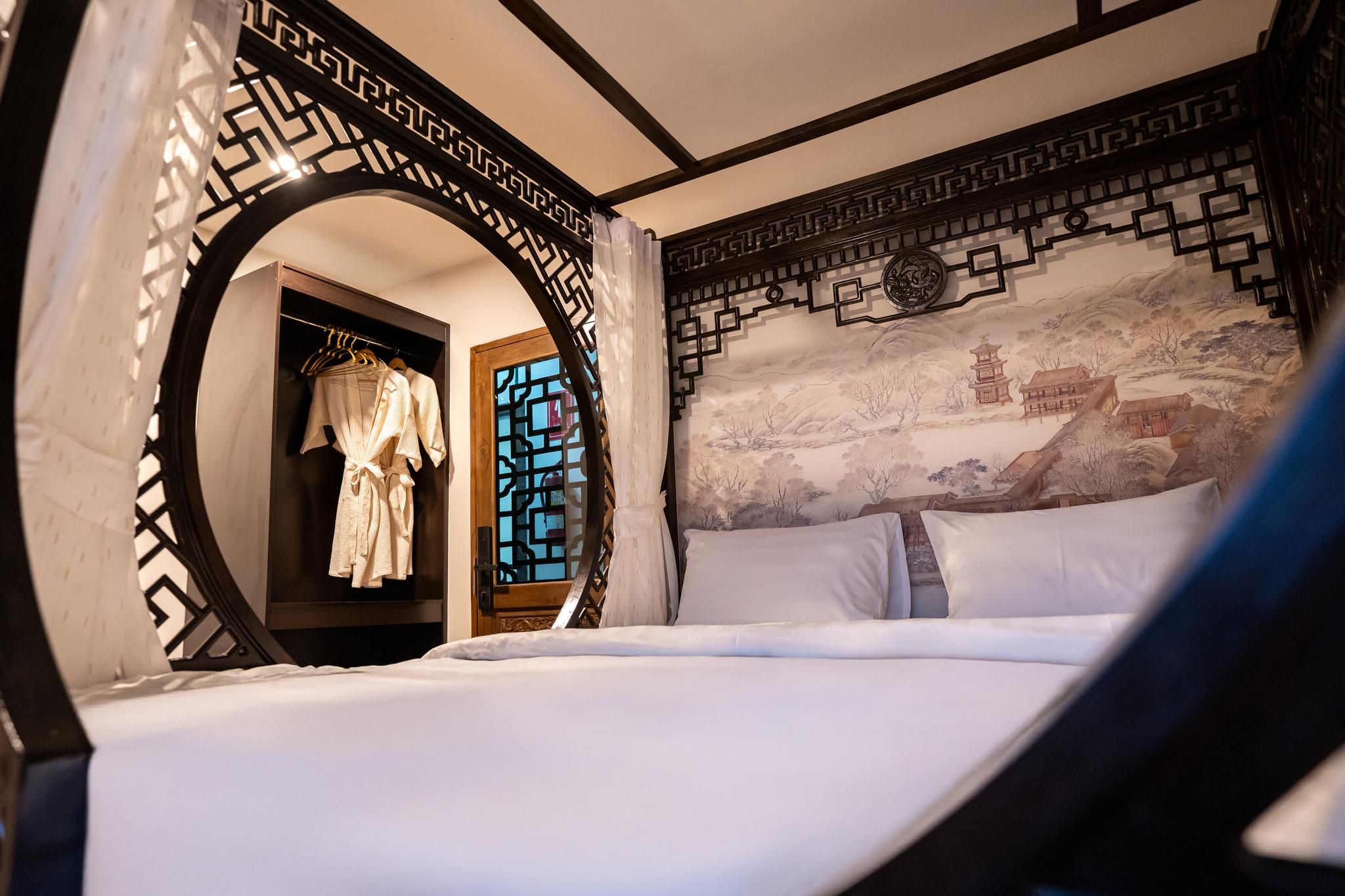 Studio Suite Bathtub City View