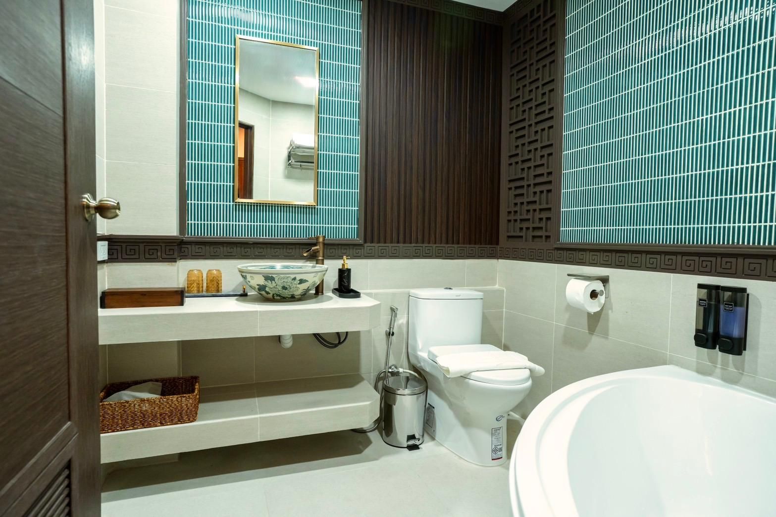 Studio Suite Bathtub City View