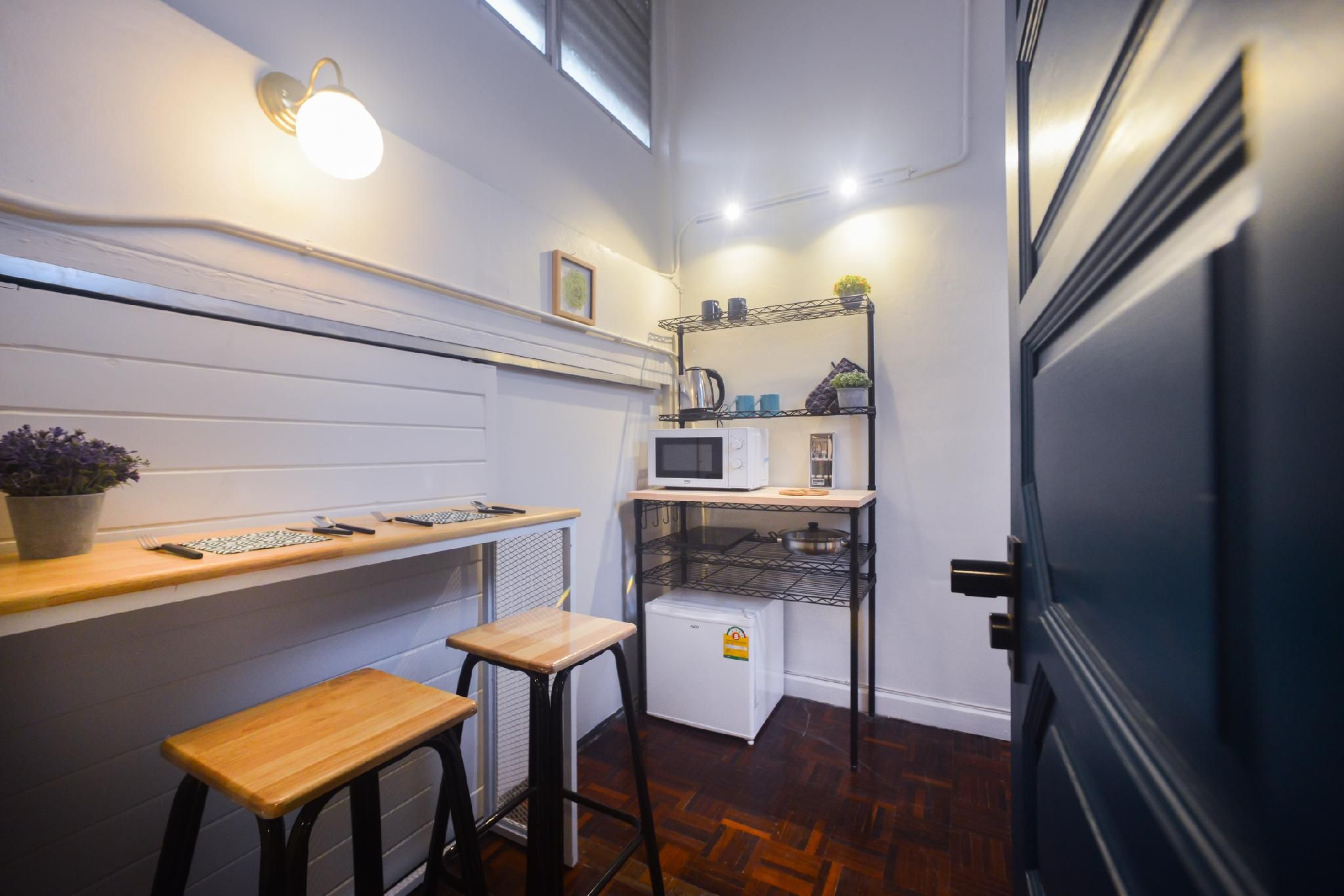 Sukhumvit Unique Living w/ Bathroom + Kitchen (R6)