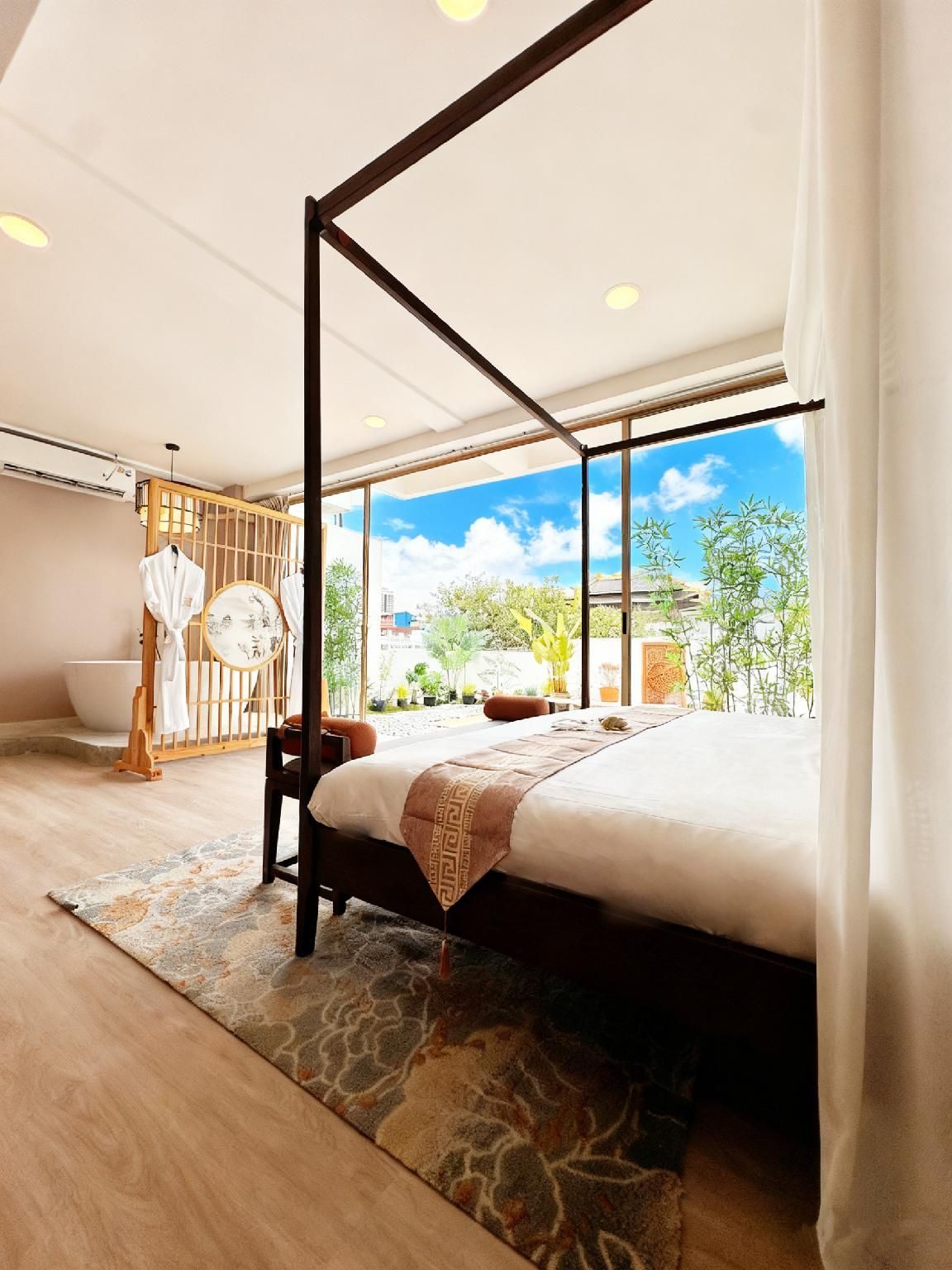 Royal Suite Room with Jacuzzi and Ganga View