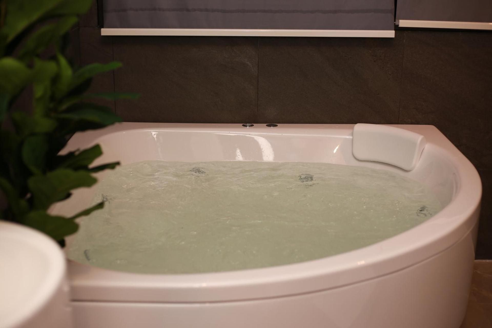 King Room with Spa Bath