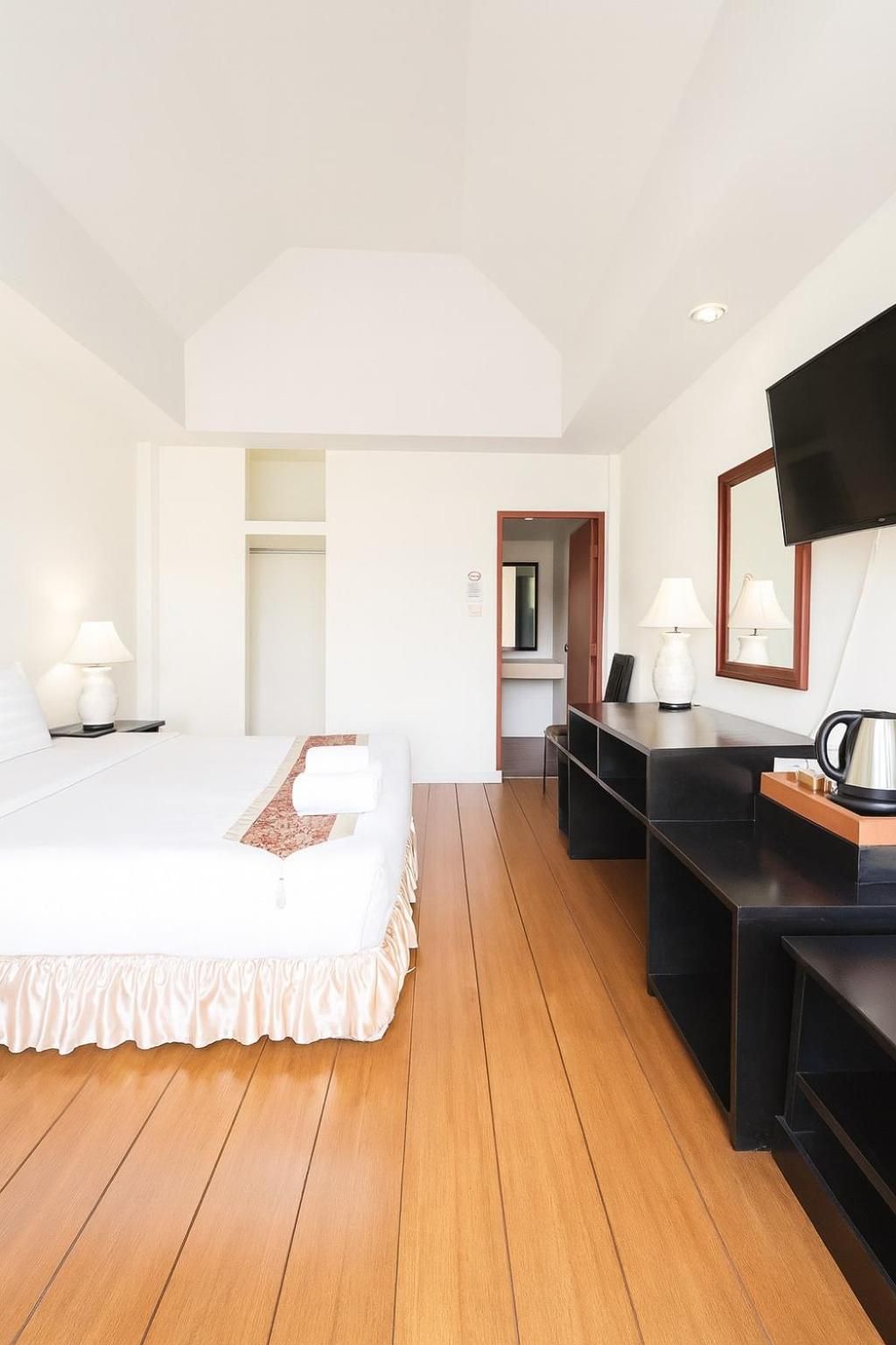 Suite with Pool View