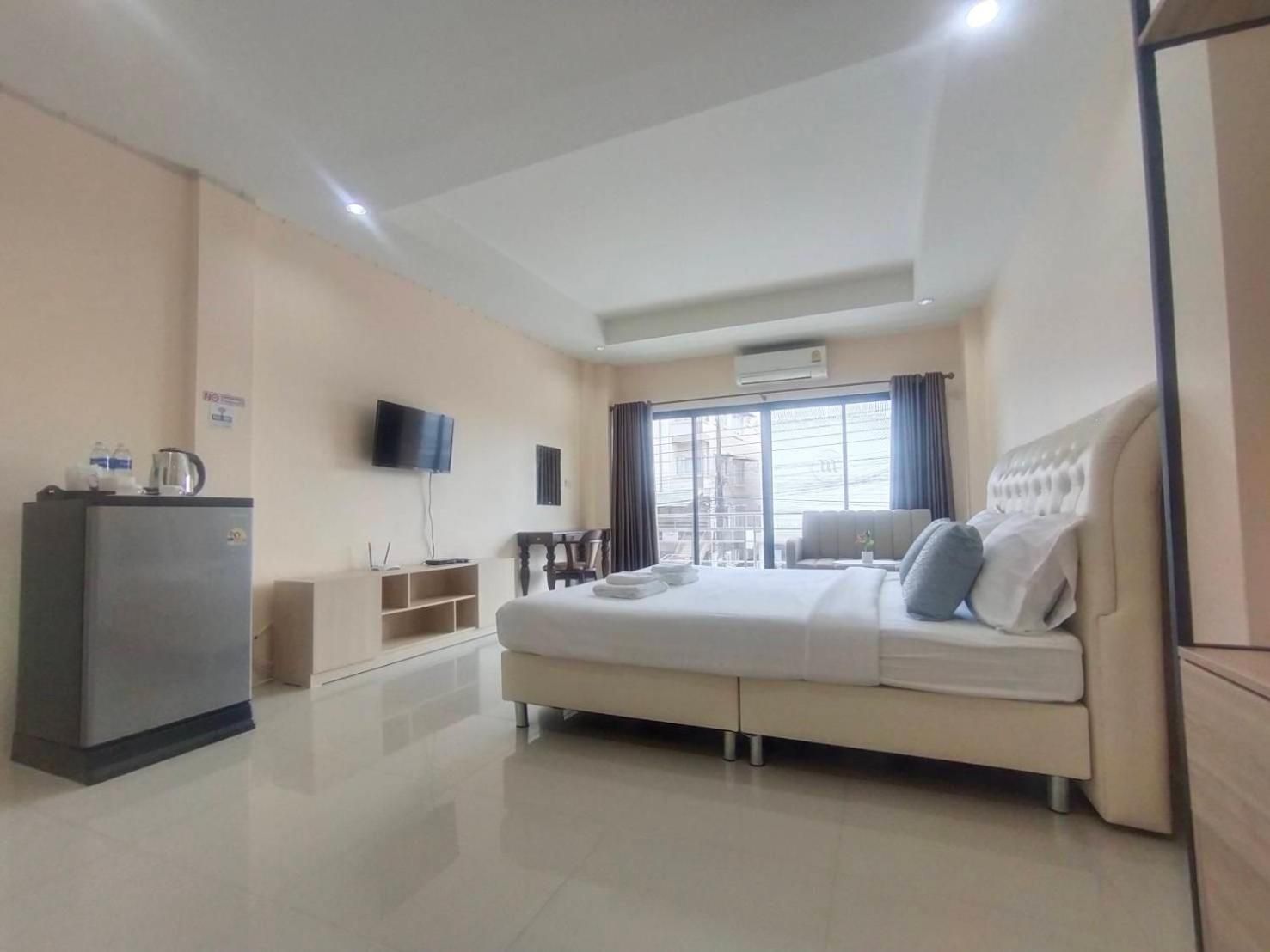Deluxe One-Bedroom Apartment with City View