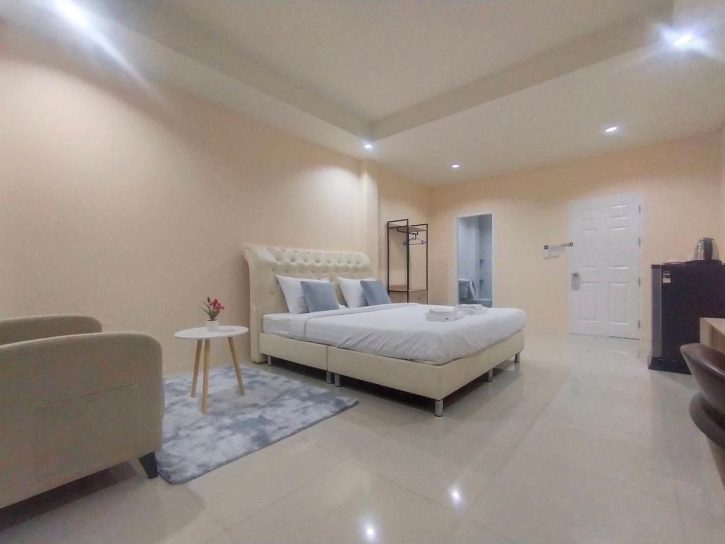 Deluxe One-Bedroom Apartment with City View