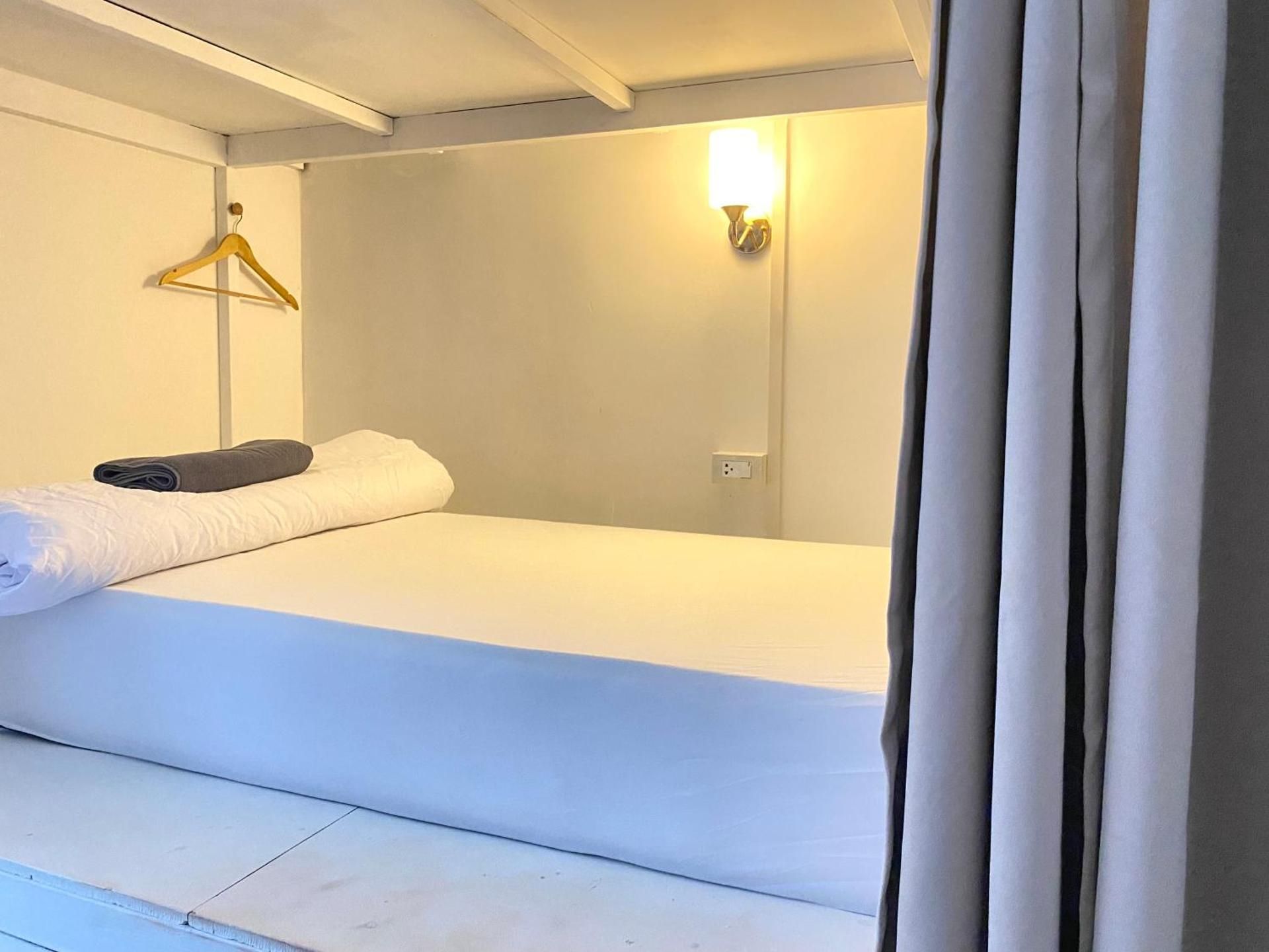 Single Bed in Mixed Dormitory Room
