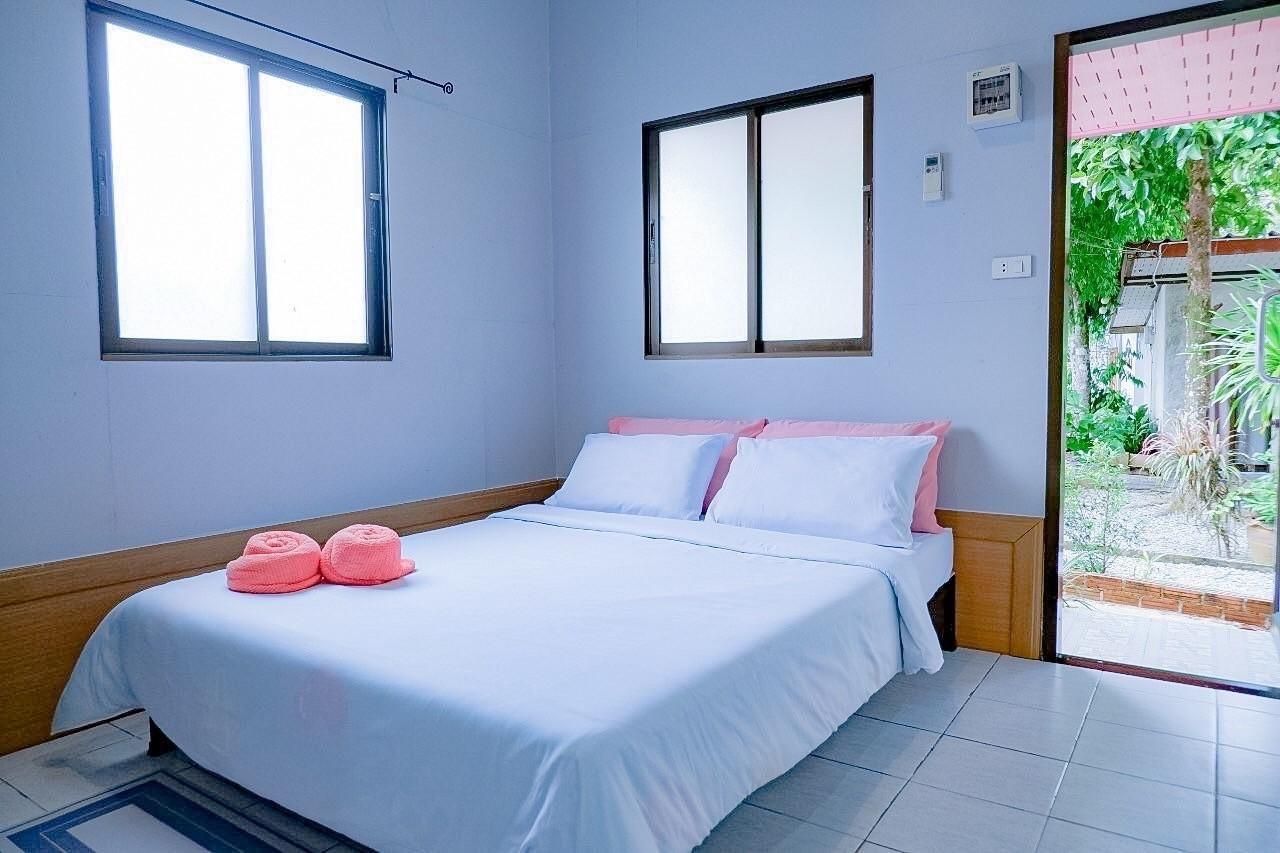 Standard - 1 Queen Bed, 1 Person