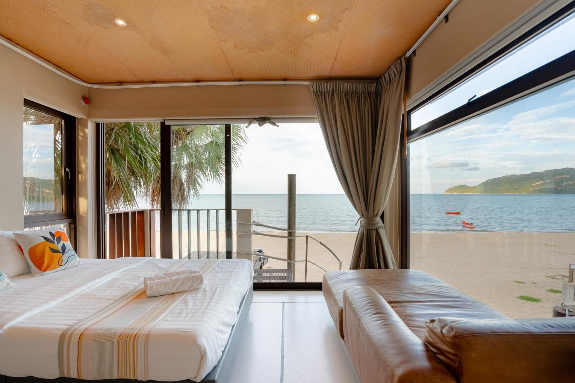 Villa - Beach Front