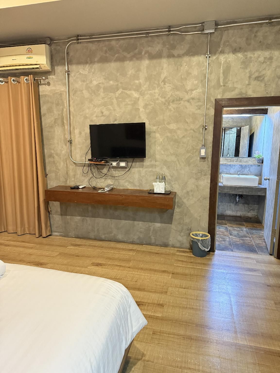 Premier King - Parking Fee Included