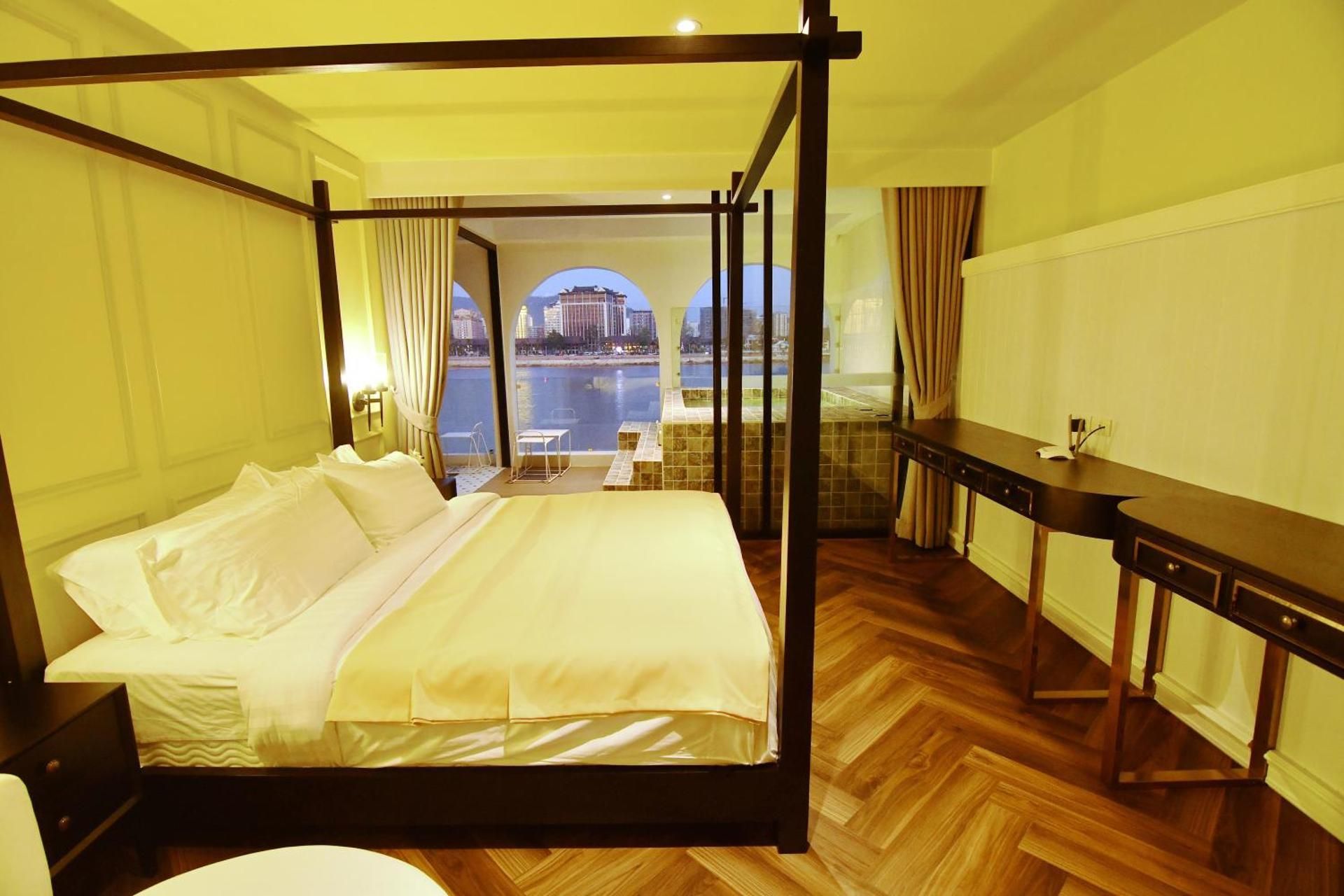 Queen Room with Pool View