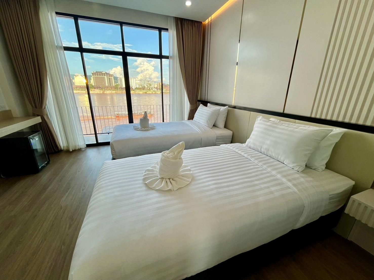 View khong Hotel Superior River View Twin Room