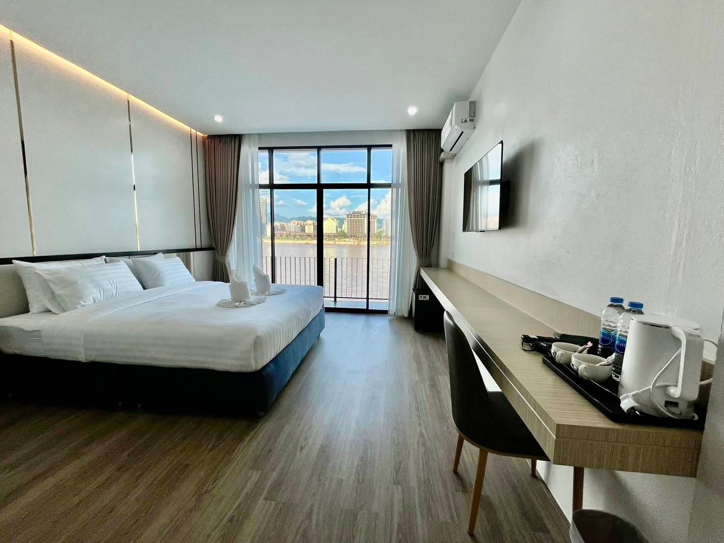 Superior River View King Room