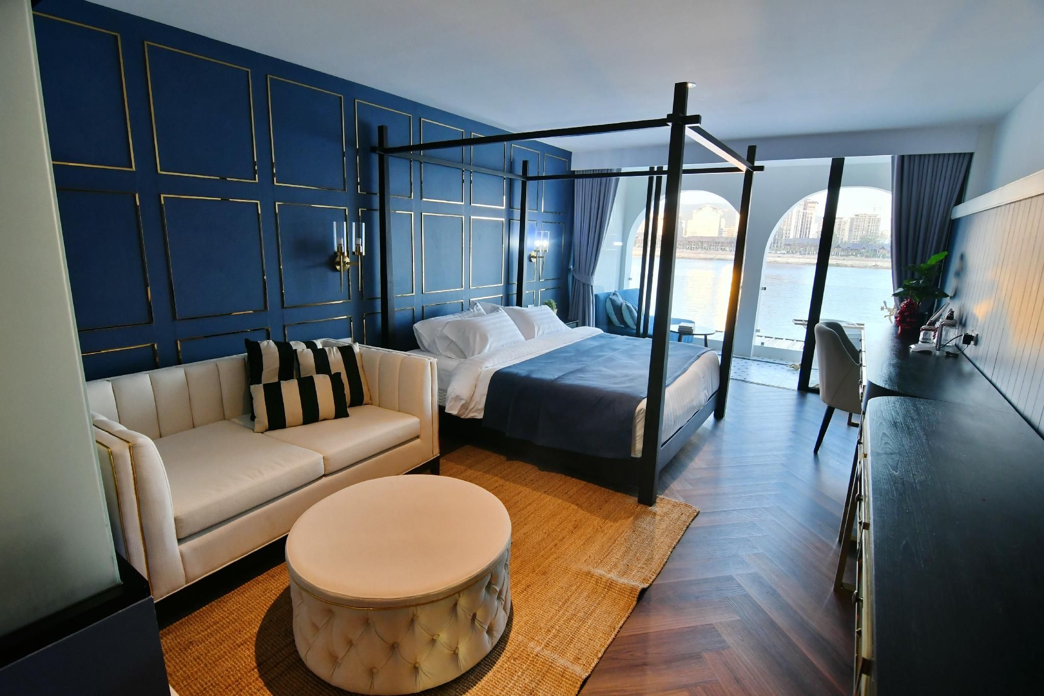 Le Quar Cafe Bistro Bed & Breakfast Blue Royal Room 2