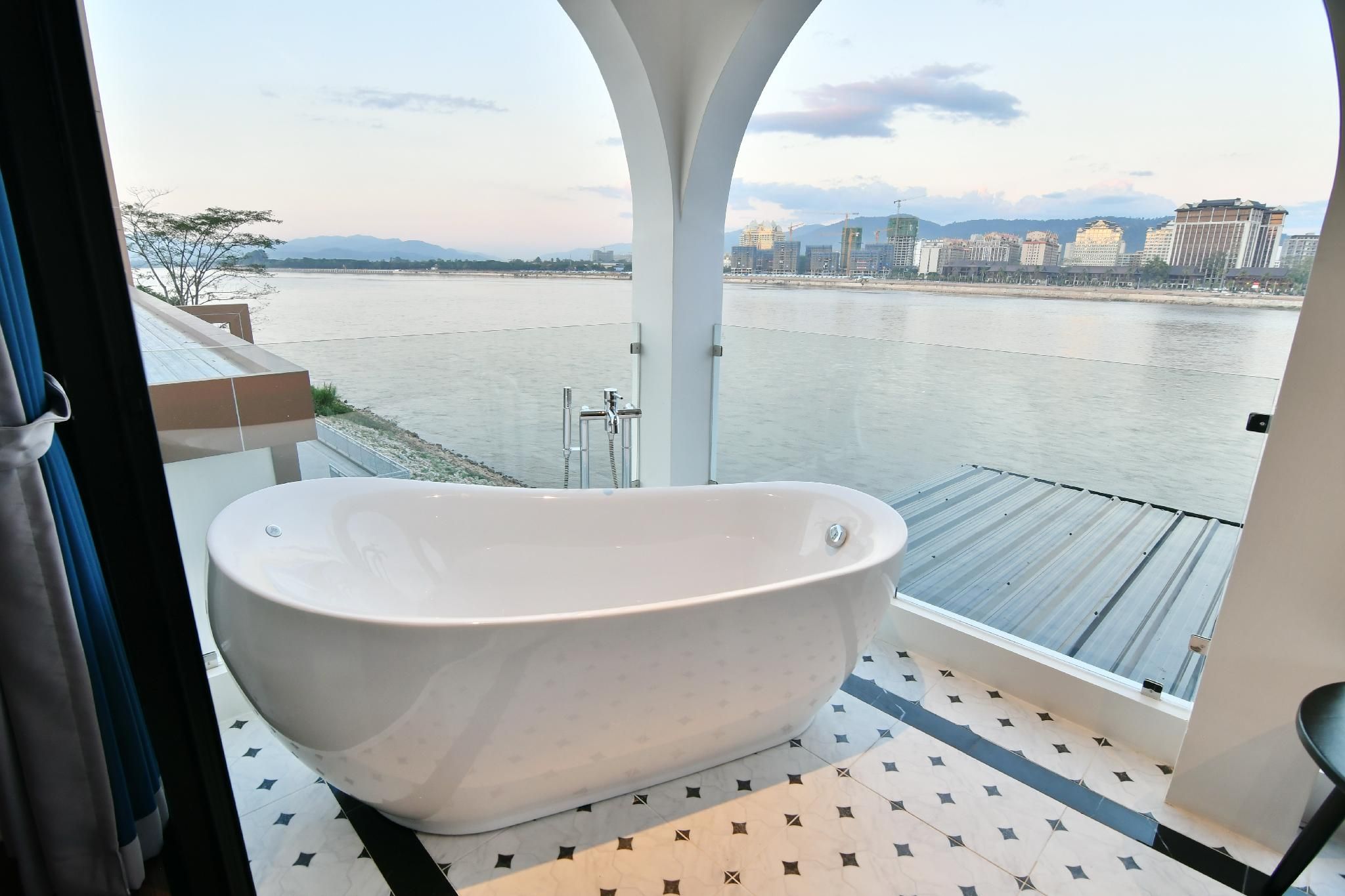 Le Quar Cafe Bistro Bed & Breakfast Ruby Room 3