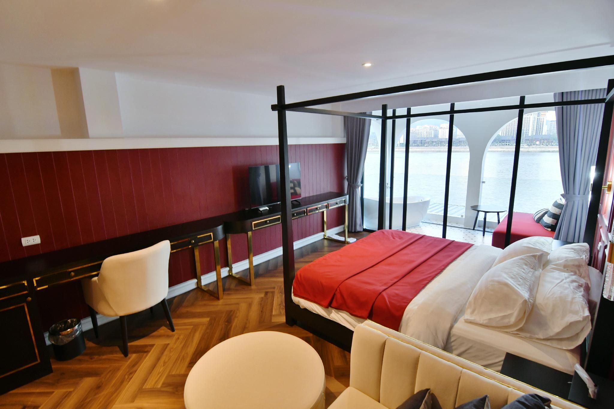 Le Quar Cafe Bistro Bed & Breakfast Ruby Room