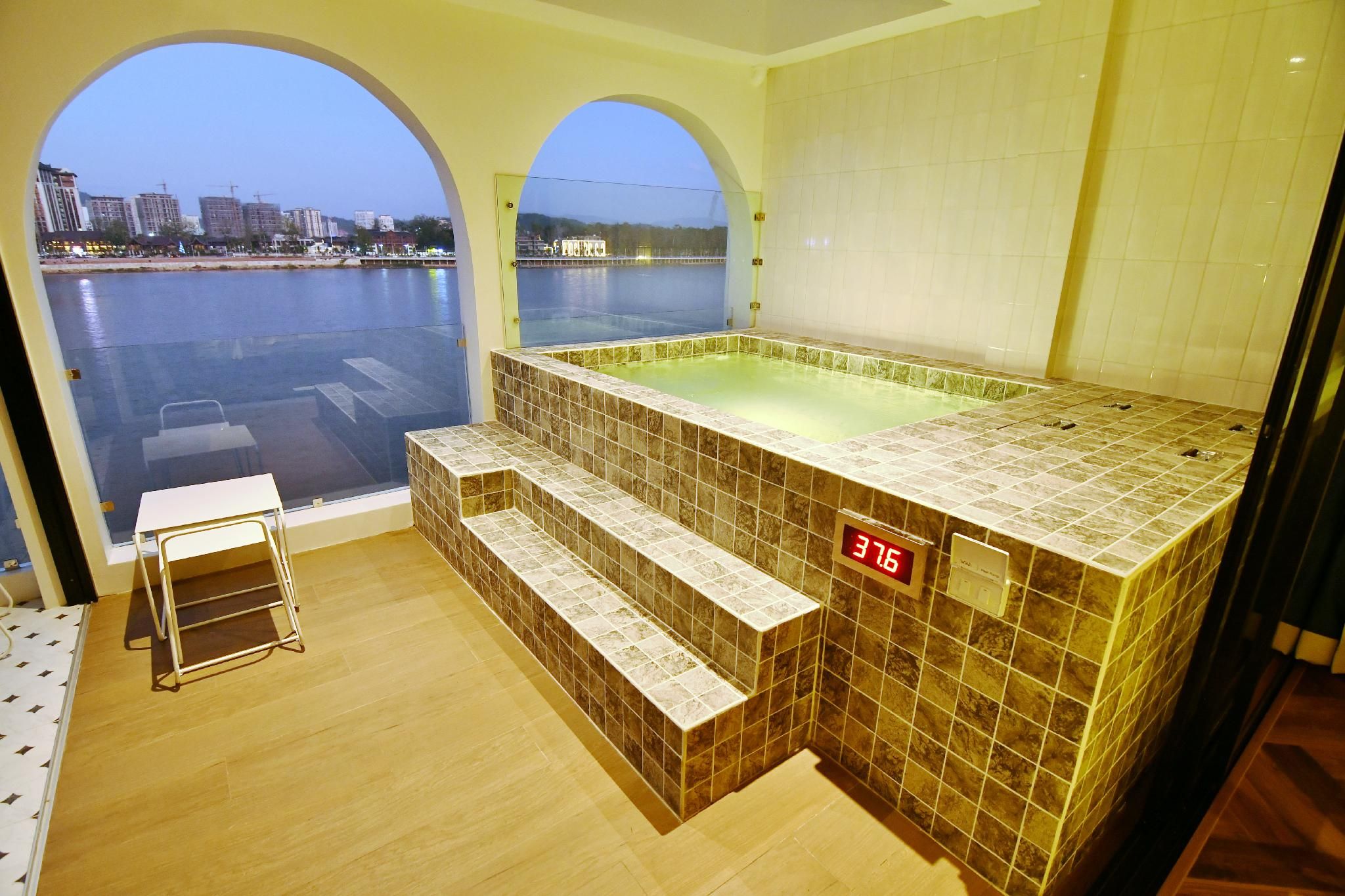 Le Quar Cafe Bistro Bed & Breakfast Topaz Jacuzzi 2