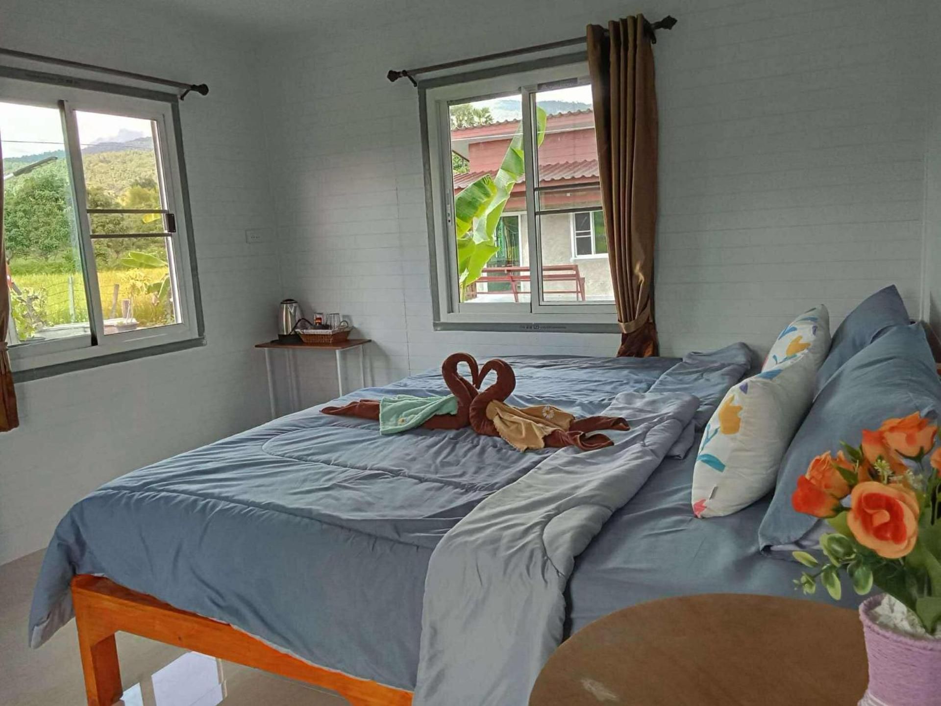 Standard Twin Room with Mountain View