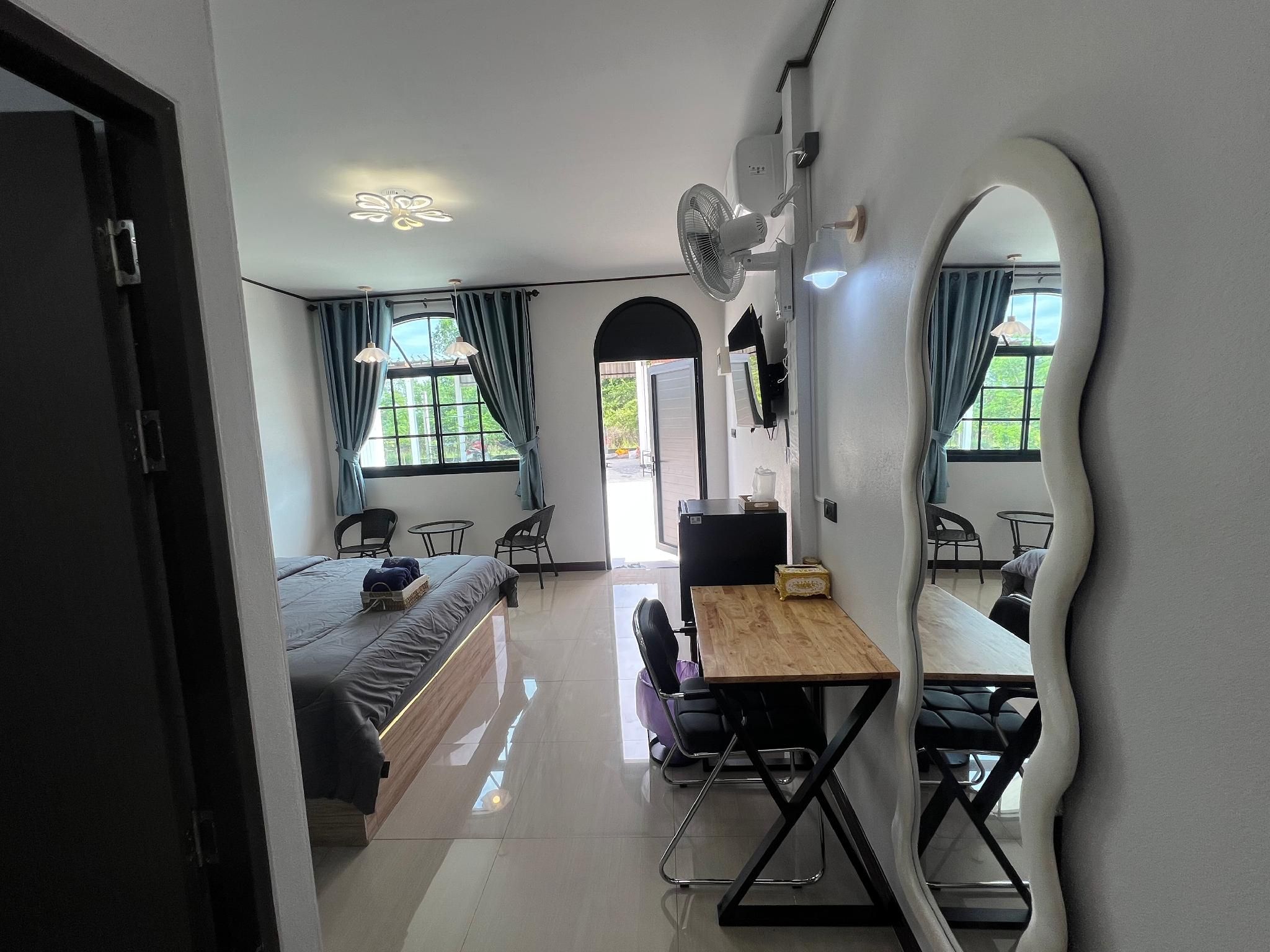 Room 2 Shower Overlooking The Bar