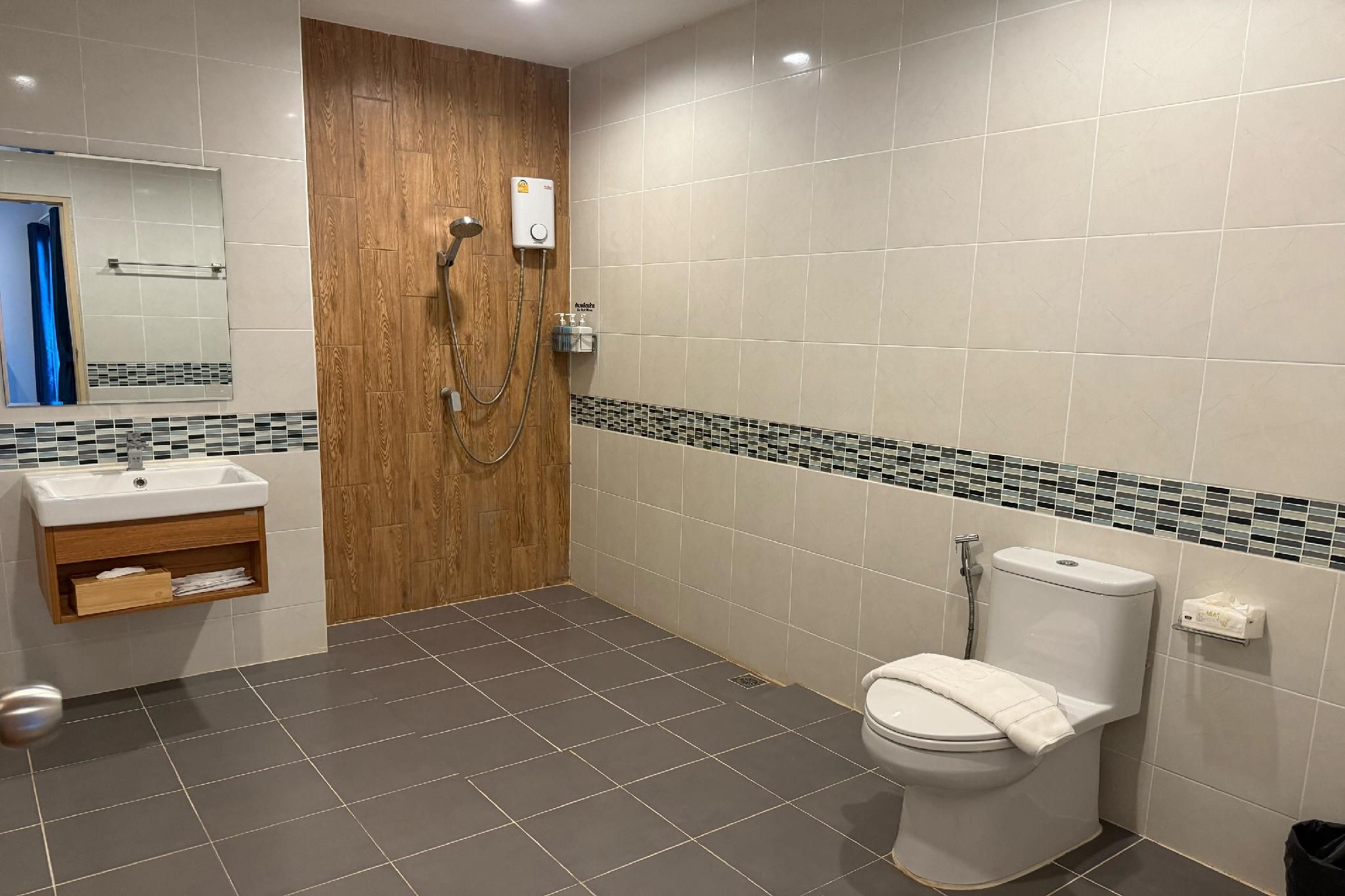 SKM Paradise Mae Sai Family Suite Room 3