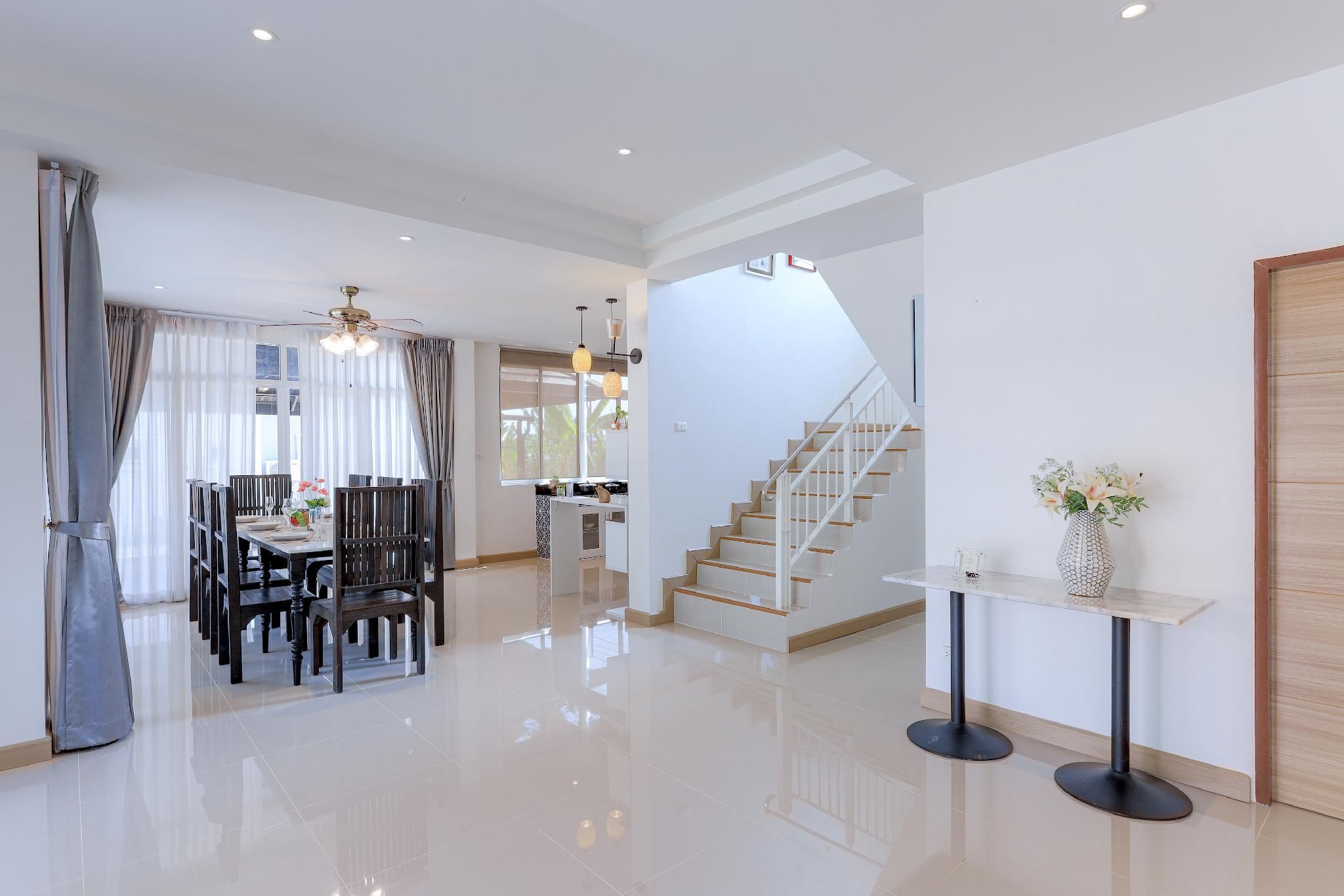 shared lounge/tv area