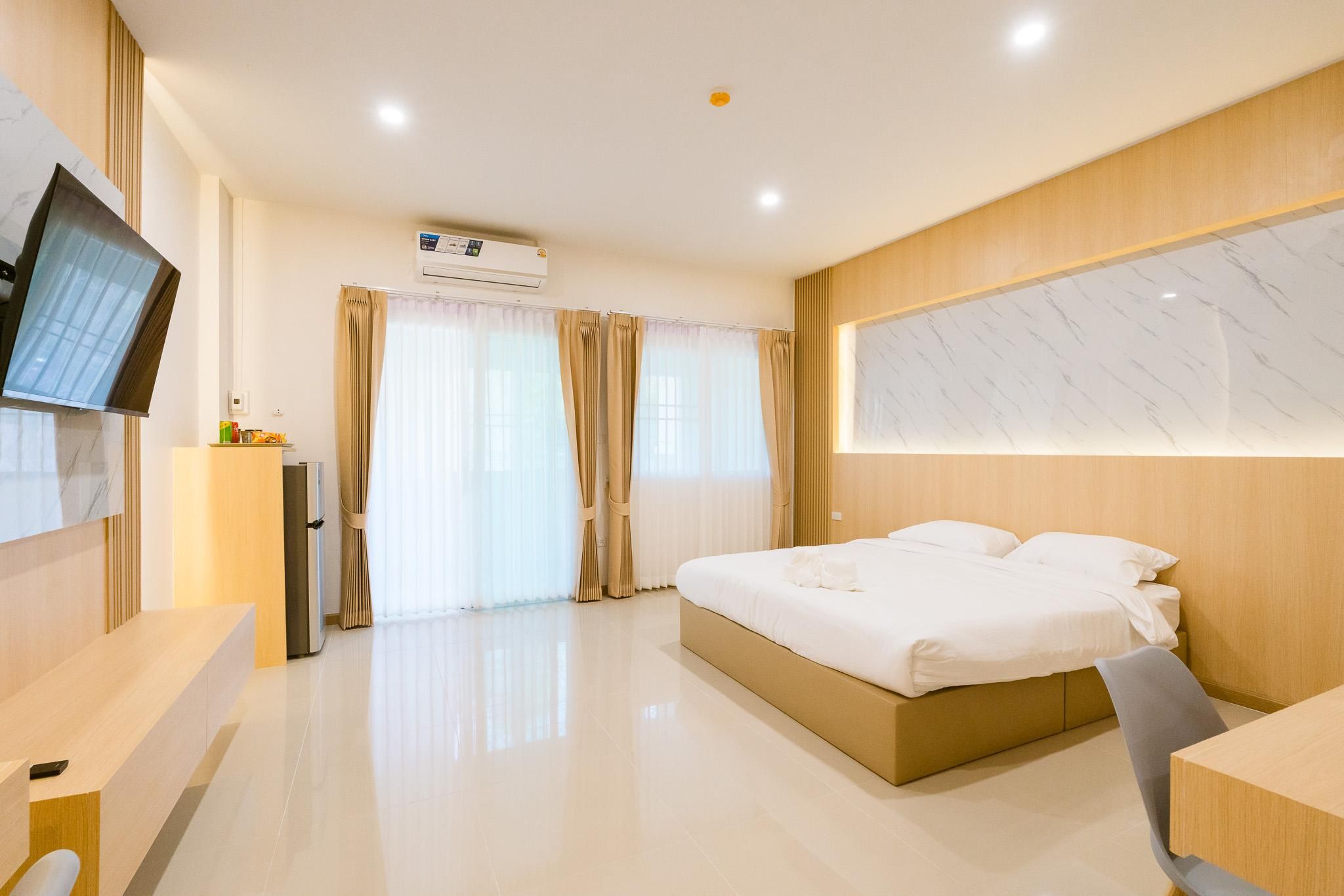 Vera Residences - วีร่า เรซิเดนซ์ Deluxe Balcony King