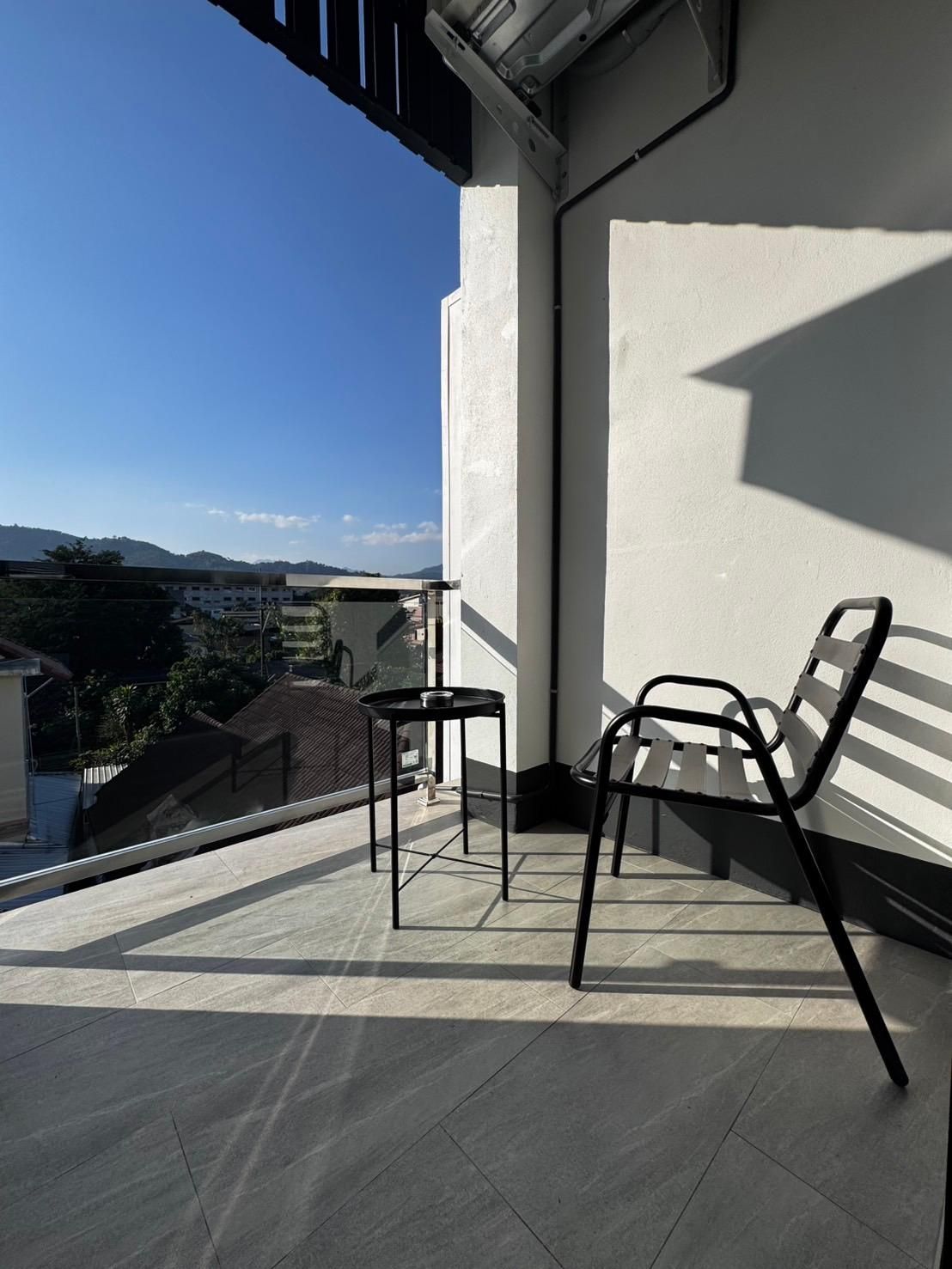 Suite King Bed with Sofa Bed