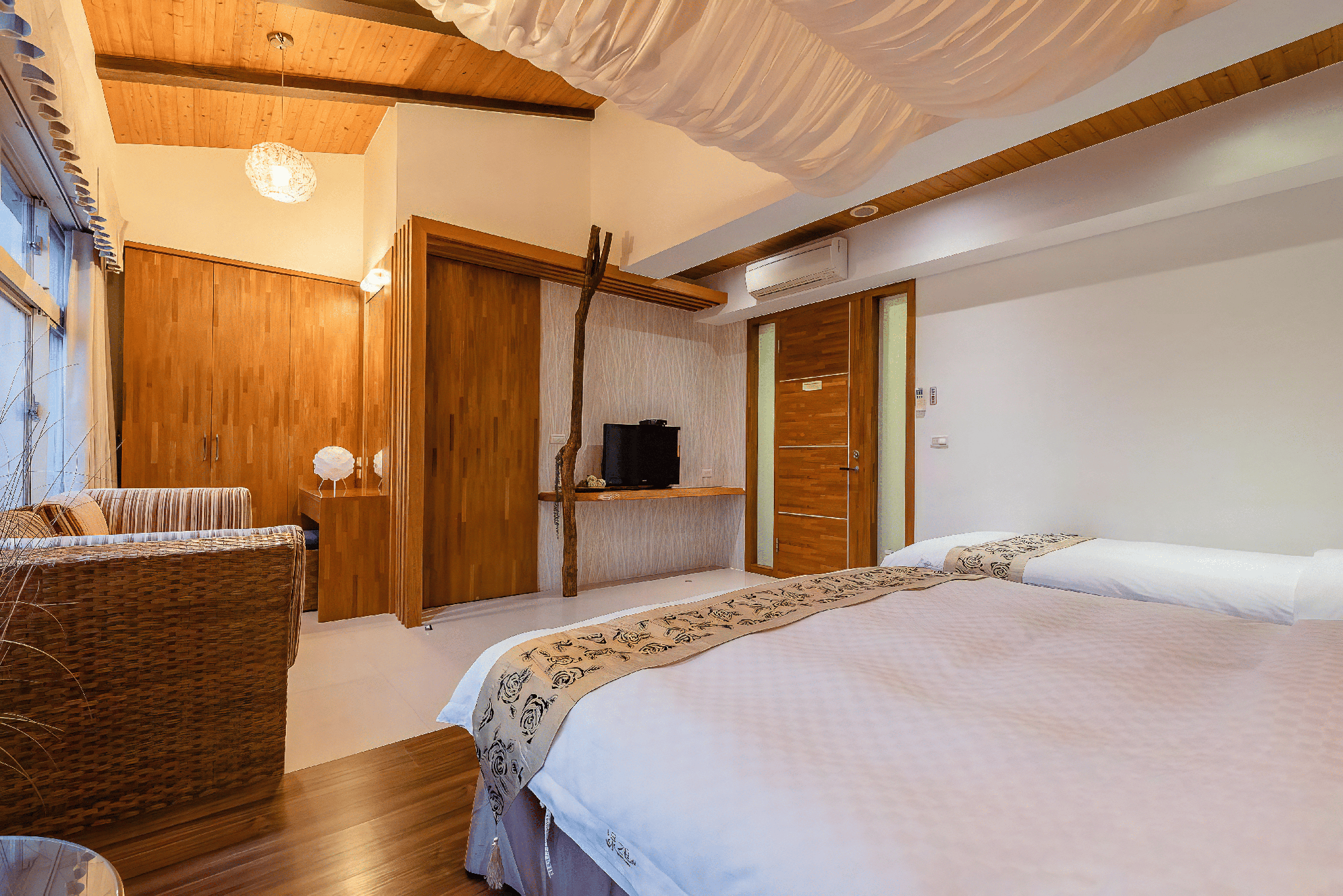Triple Mountain View Room