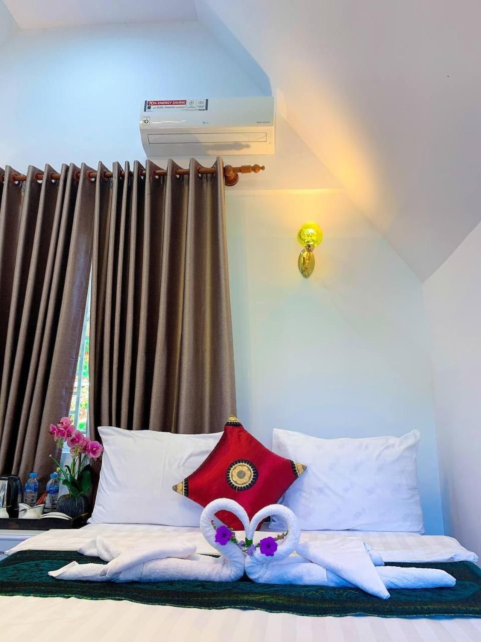 Greenhouse Retreat Bungalow with Patio 3