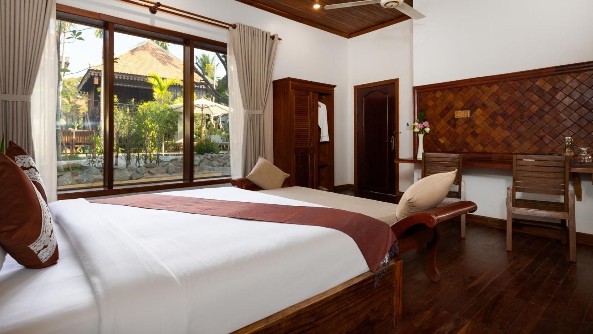 King Suite with Pool View